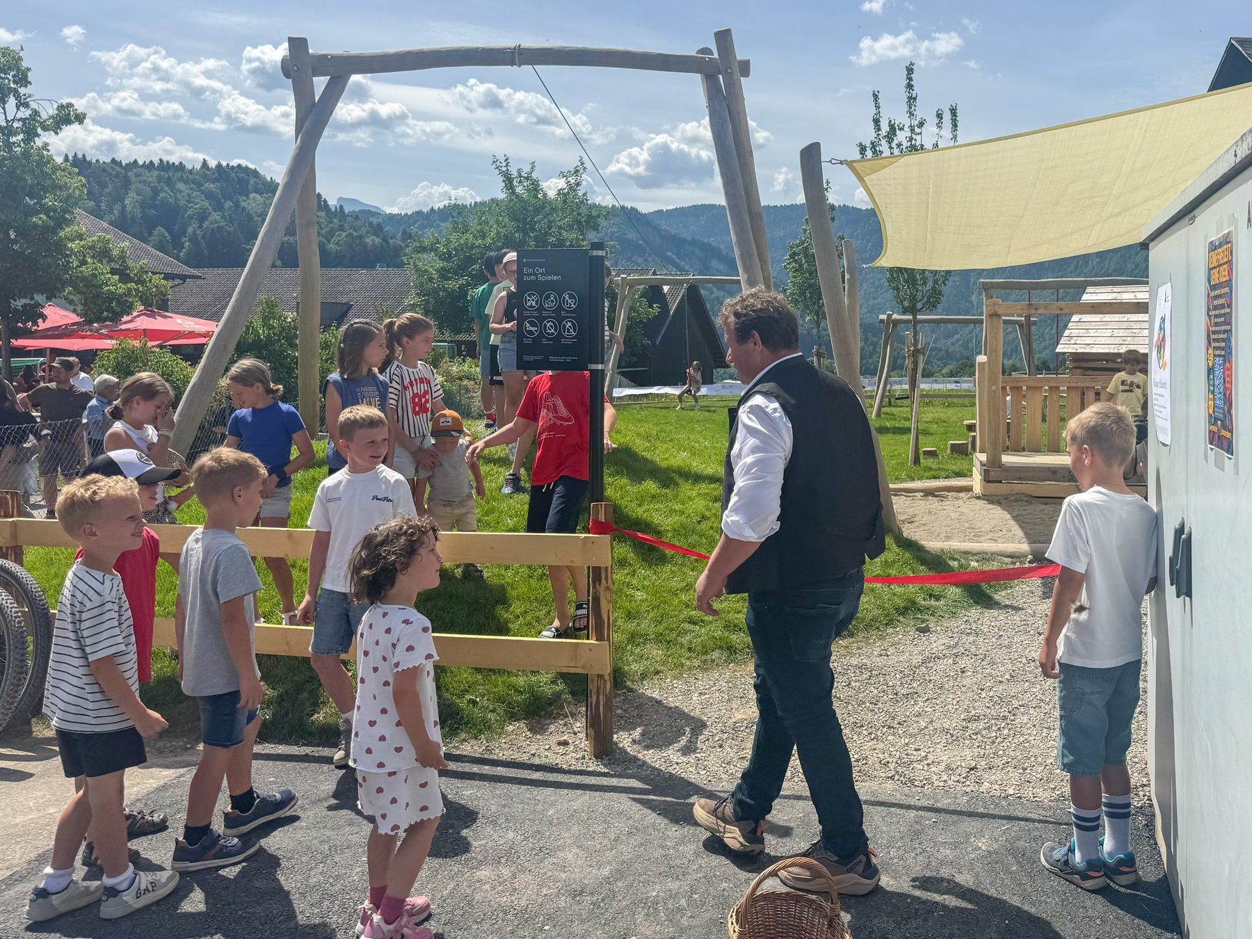 Bürgermeister Seftone Schmid gab den Spielplatz offiziell frei