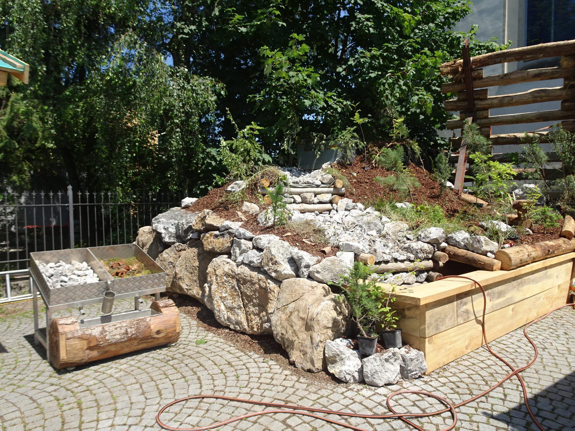 Auf dem Klostervorplatz errichtet die Wildbach- und Lawinenverbauung einen künstlichen Wasserfall und präsentiert zugleich den Fuhr- und Werkzeugpark als erlebbare Ausstellung.