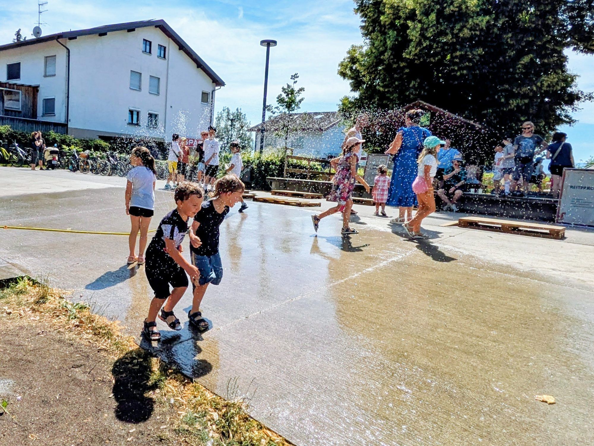 Rasensprenger und Wasserstationen sorgten an diesem heißen Sommertag für willkommene Abkühlung.