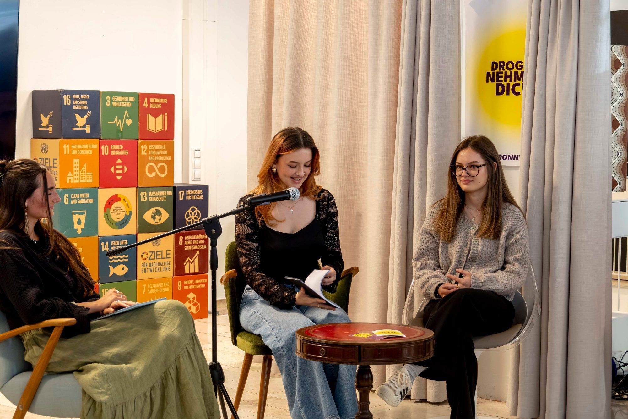 Einige Projekte wurden bei der Vernissage präsentiert – darunter Bücher, Texte und multimediale Arbeiten.