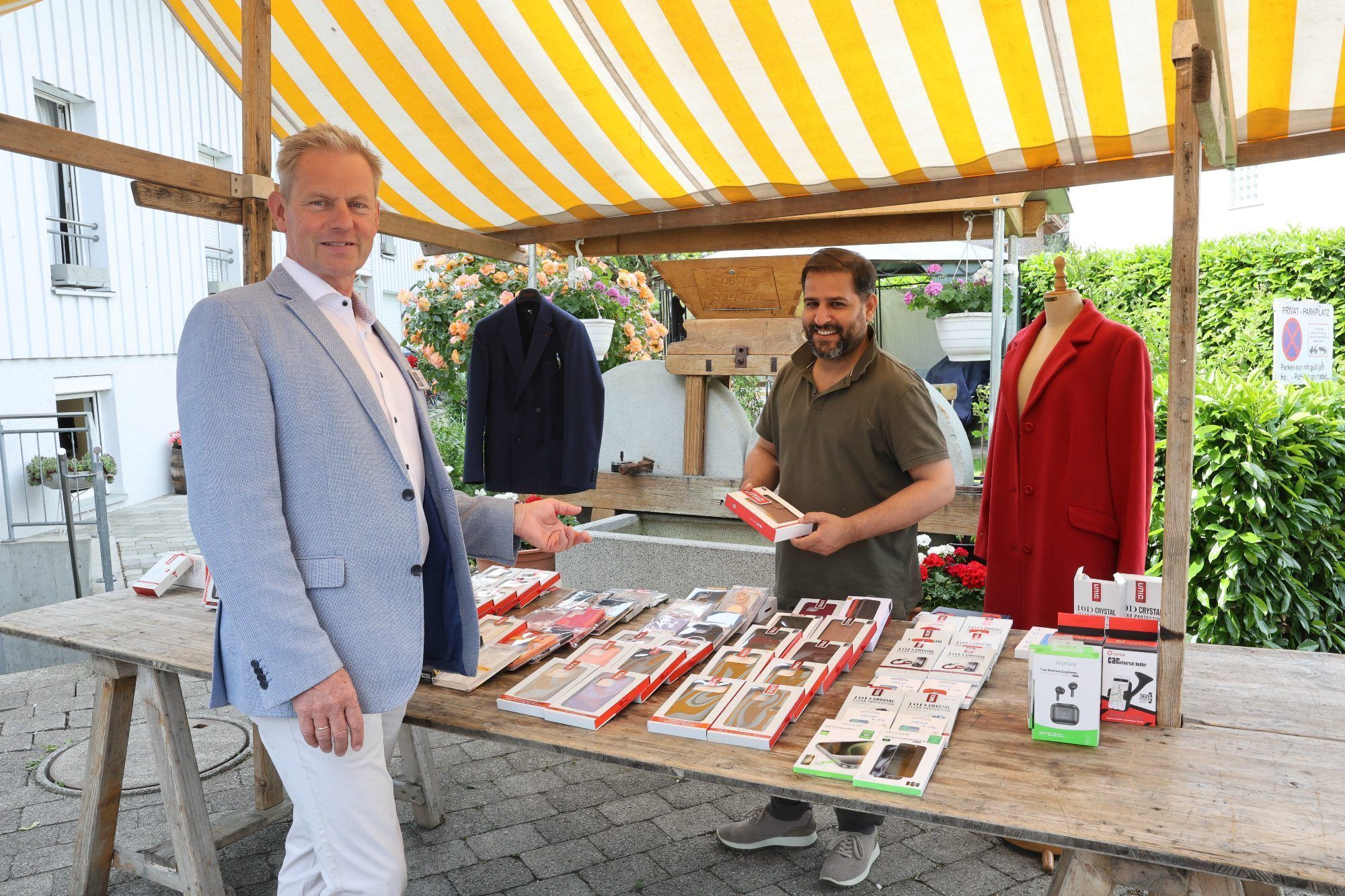 Claudius Bereuter und Zia Malikzai (Änderungsschneiderei und Handyhüllen).