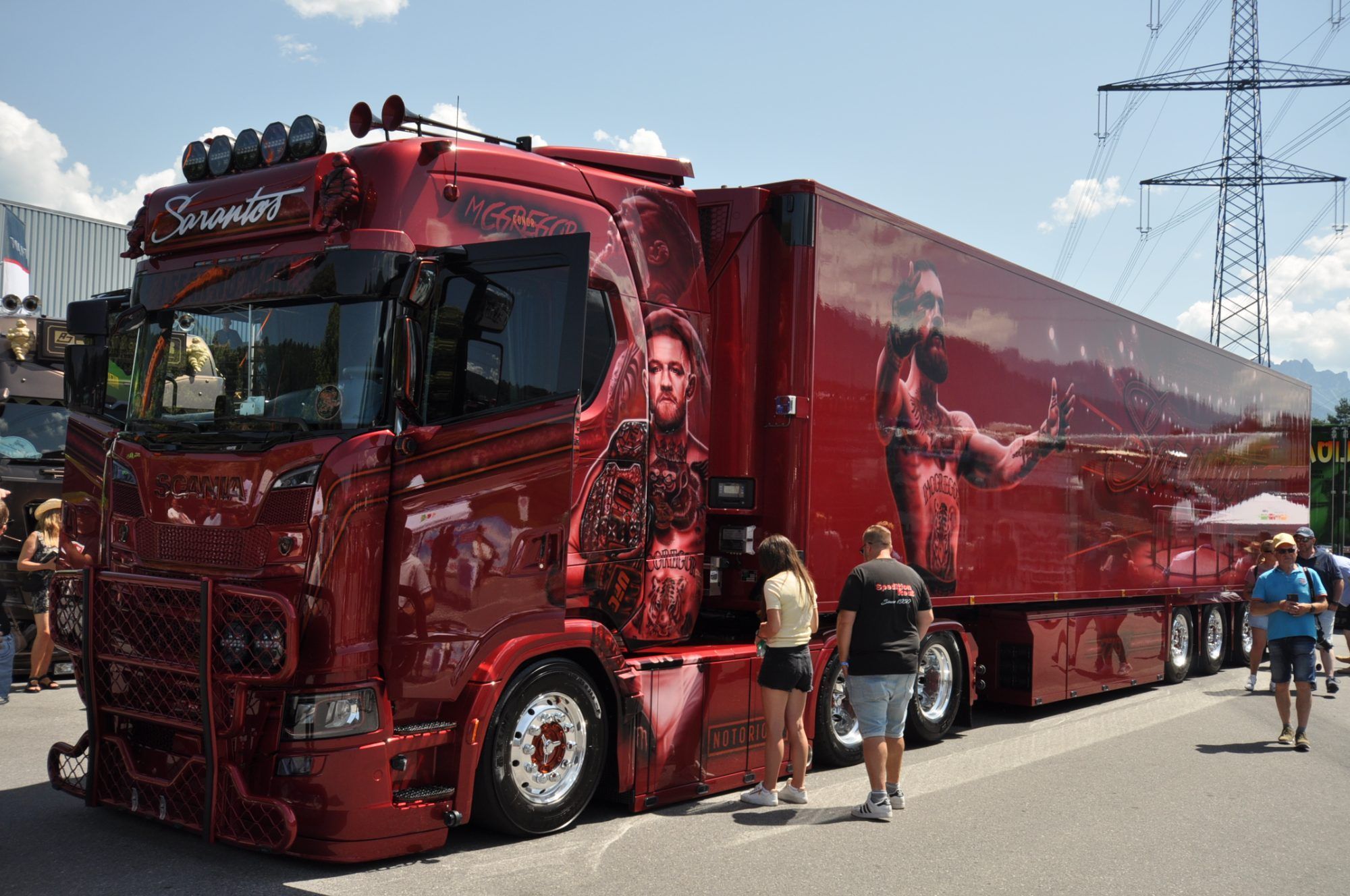 8.	Der weinrote Scania 770 S „Conor McGregor“ von Sarantos