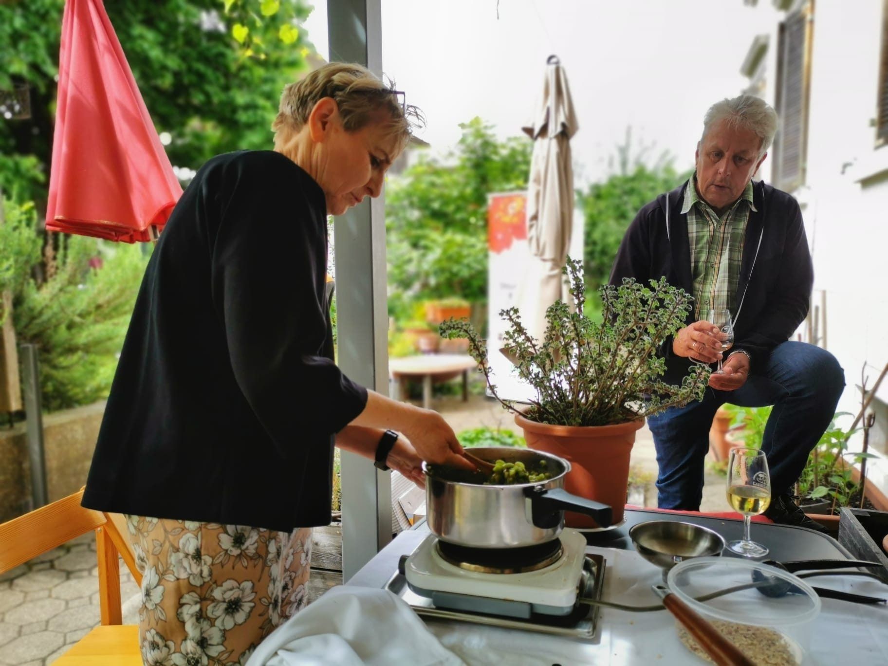 Die Teilnehmerinnen und Teilnehmer bereiteten die Speisen gemeinsam zu und tauschten dabei Gartentipps aus.