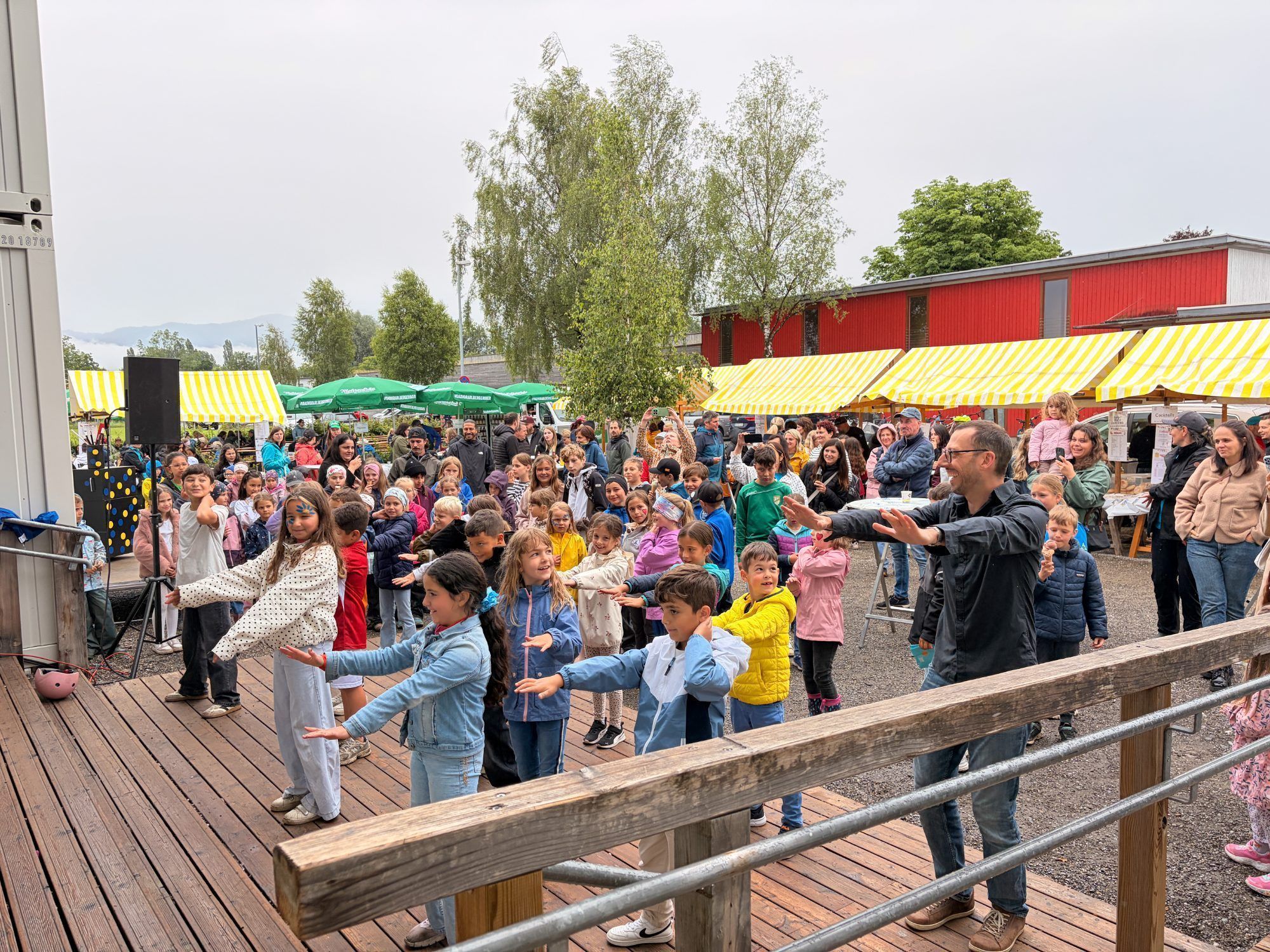 Lehrer Lukas Scheffknecht eröffnete das Schulfest mit einem Tanz.