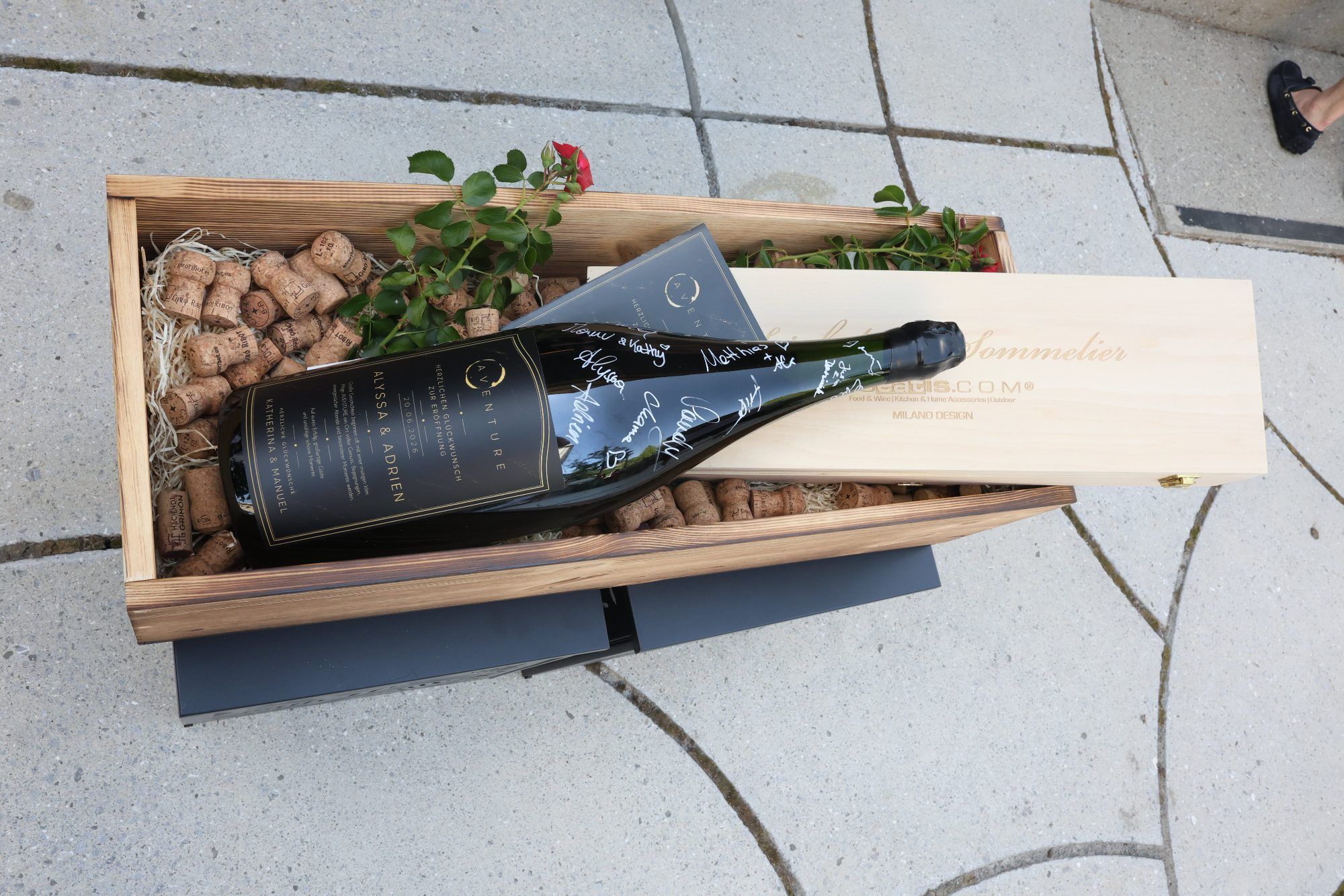 Eine Großflasche Rose-Champagner als Gästebuch.