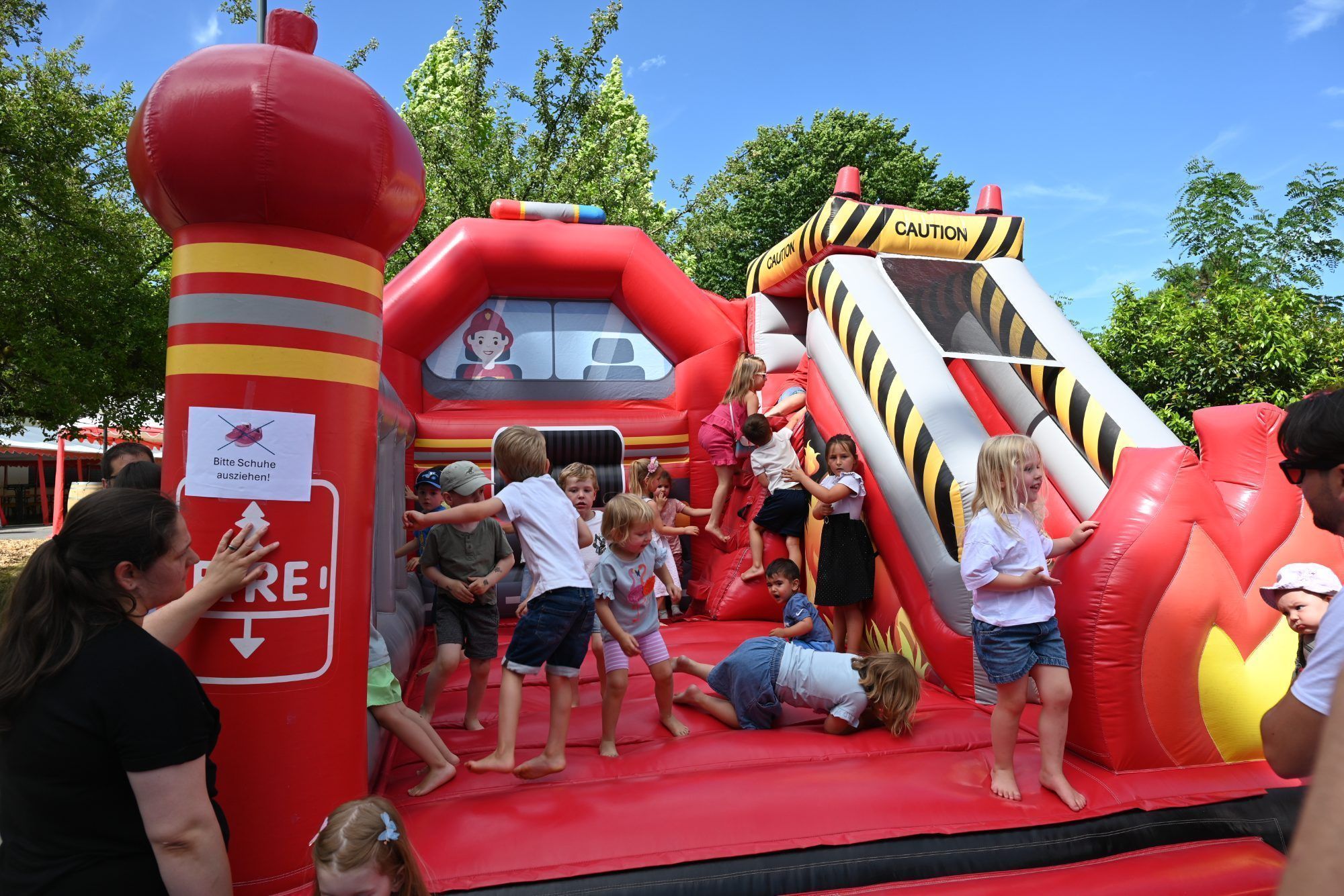 Eine Feuerwehrhüpfburg lud zum Toben ein.