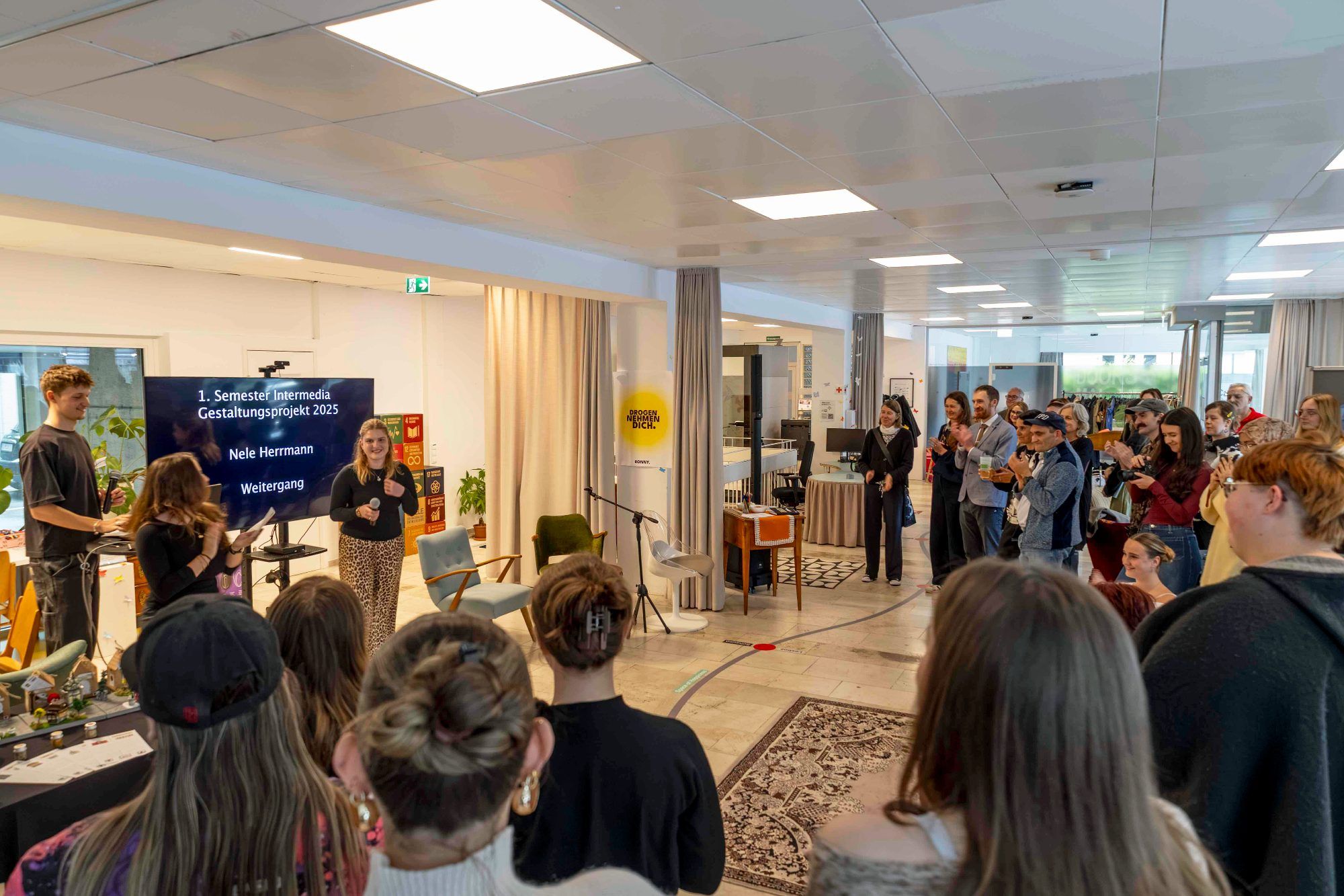 Die Ausstellung „Bahnhofstraße – Wo Gewohntes sich verwandelt“ zeigt seit 12. Mai kreative Arbeiten von Intermedia-Studierenden im WirkRaum der Caritas.