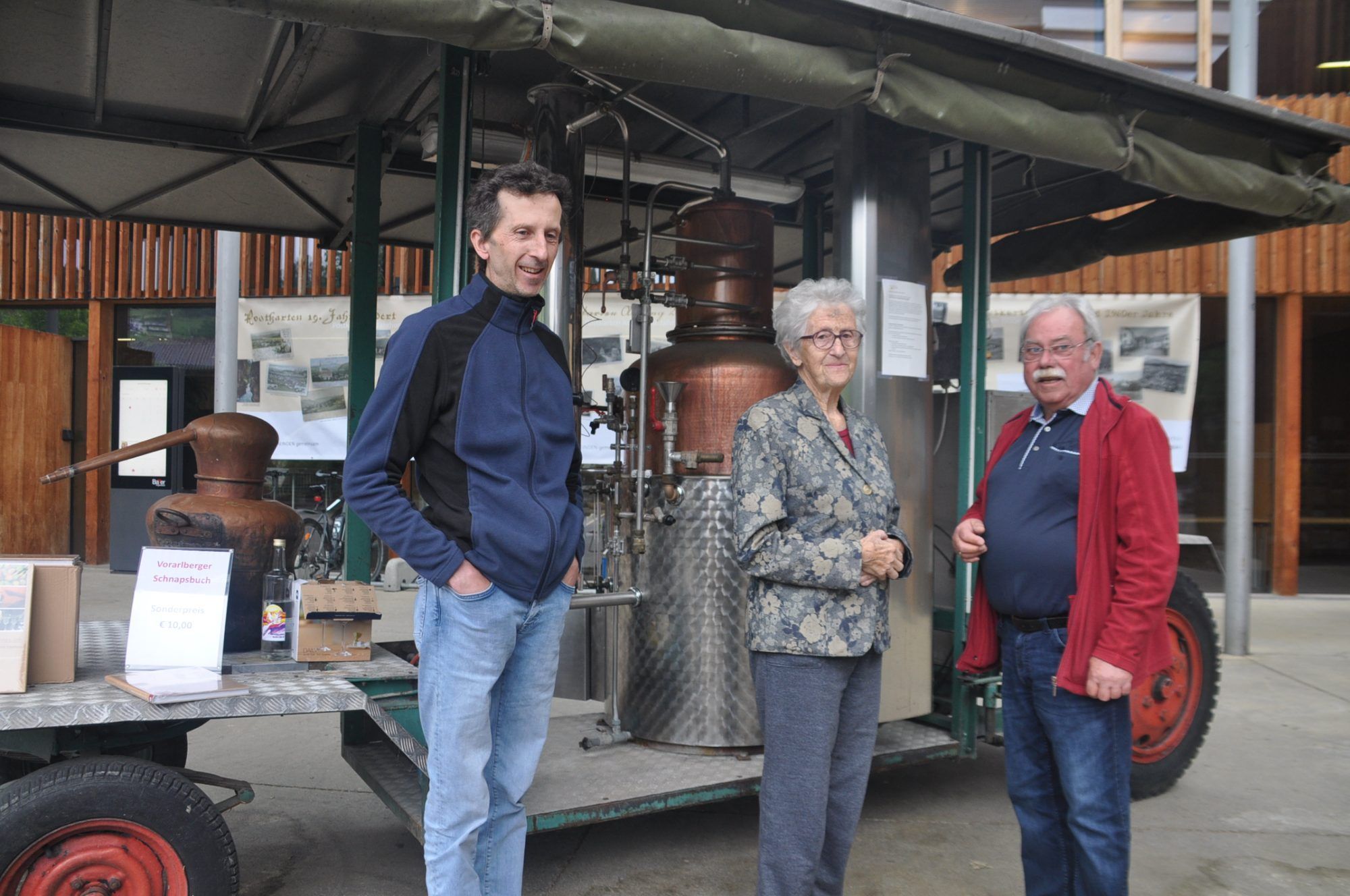 	Bruno Walter mit seiner Mutter Gertraud und Élmar Domig vor der Brennerei
