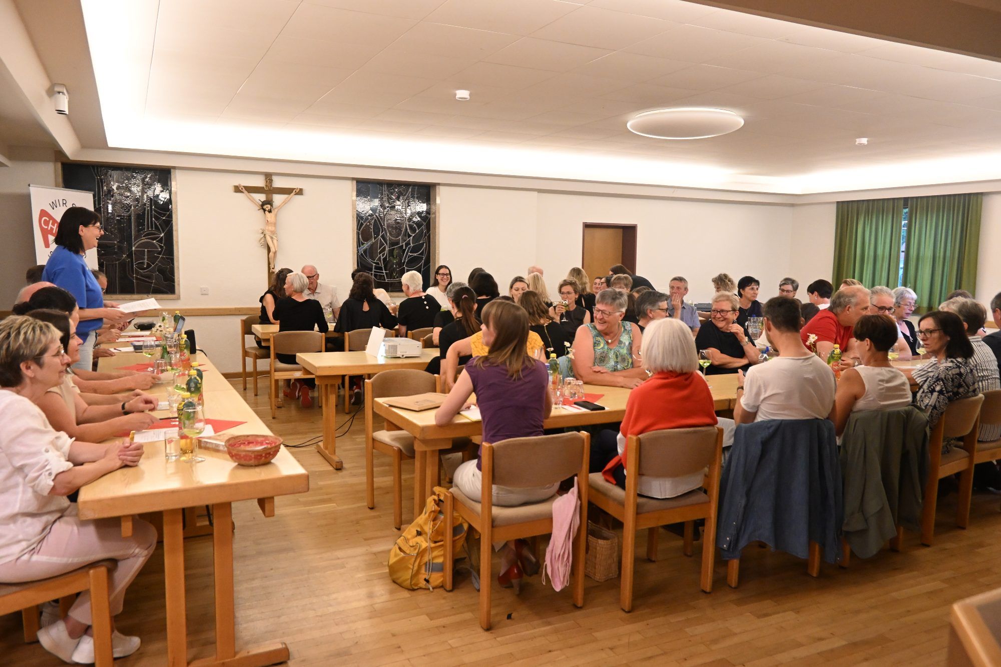 Der Pfarrsaal voll mit Engagierten 