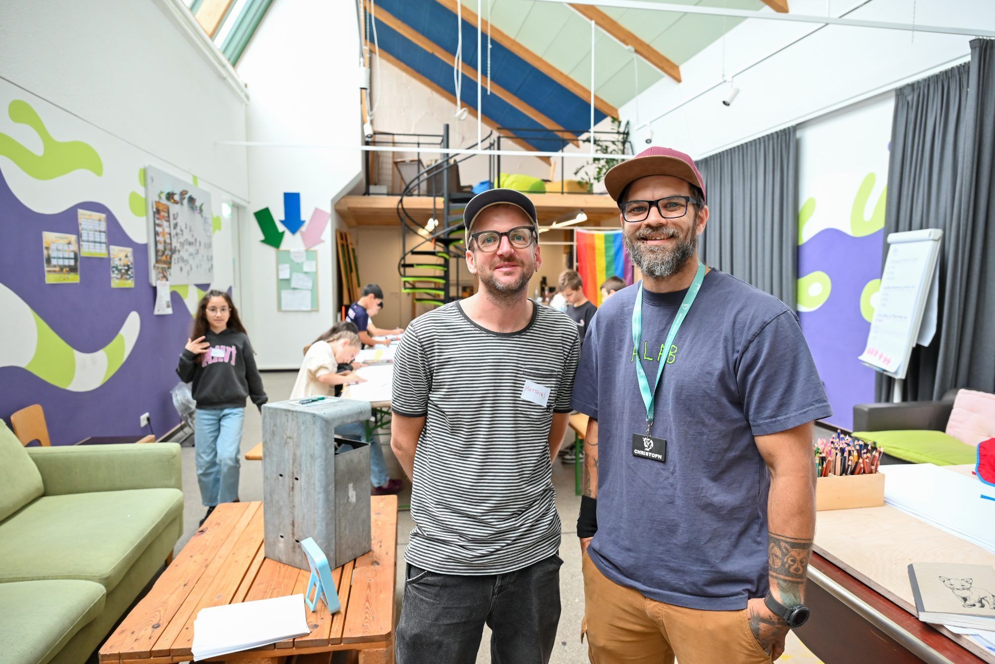 Künstler Matthias Guido Braudisch und Christoph Steiner von der OK-JA! unterstützten die Kinder.