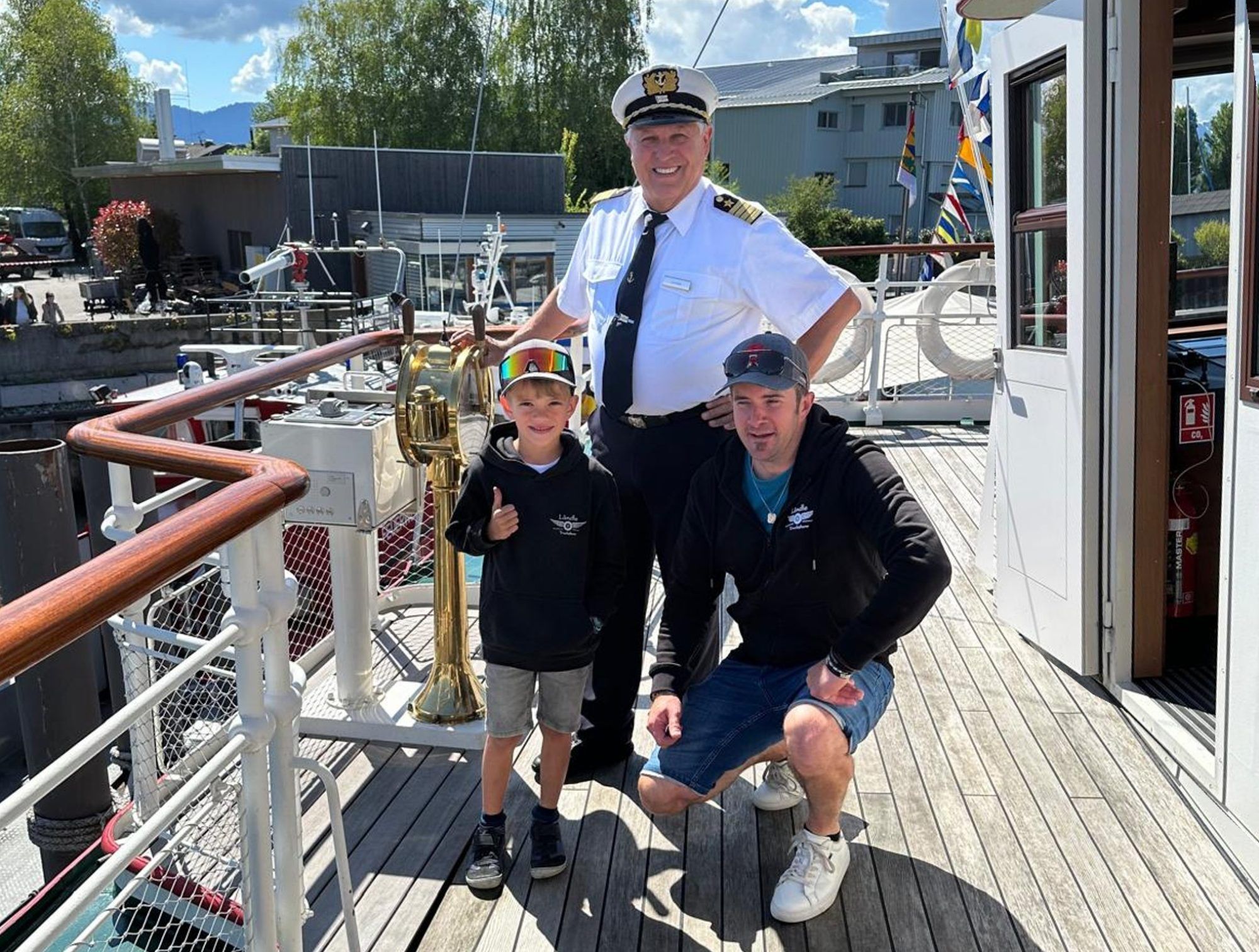 „Kapitäne“ unter sich: Fahrer Daniel von Transporte Vögel mit seinem Sohn Bruno zu Besuch bei Fritz Köchle auf der Oesterreich.
