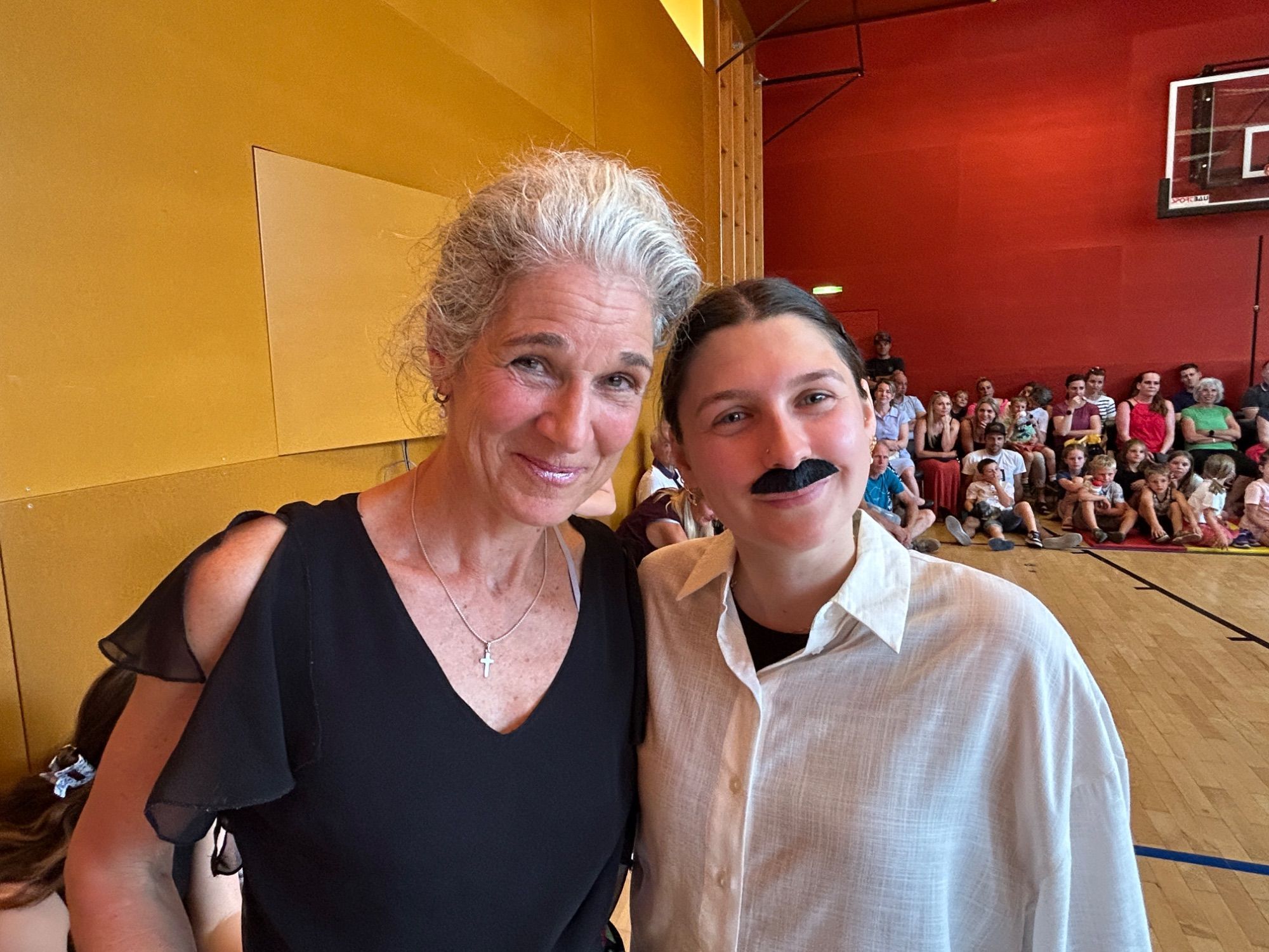 Iris Onnen (ki.) und Celina Ganahl (re.) studierten mit den Kindern die Tänze ein.