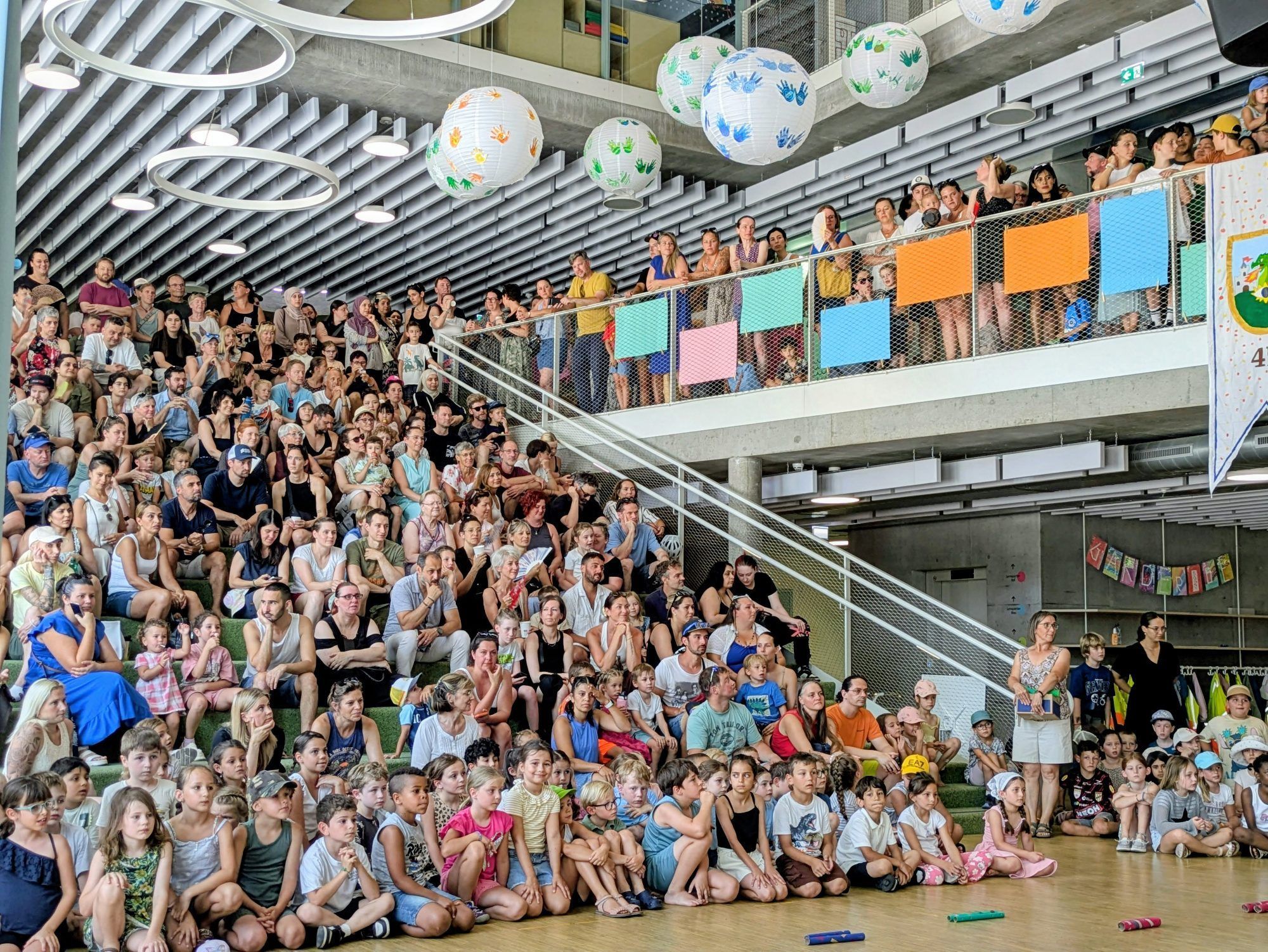 Zur Eröffnung verfolgten zahlreiche Kinder, Eltern und Angehörige die Aufführungen der vier Schulstufen.