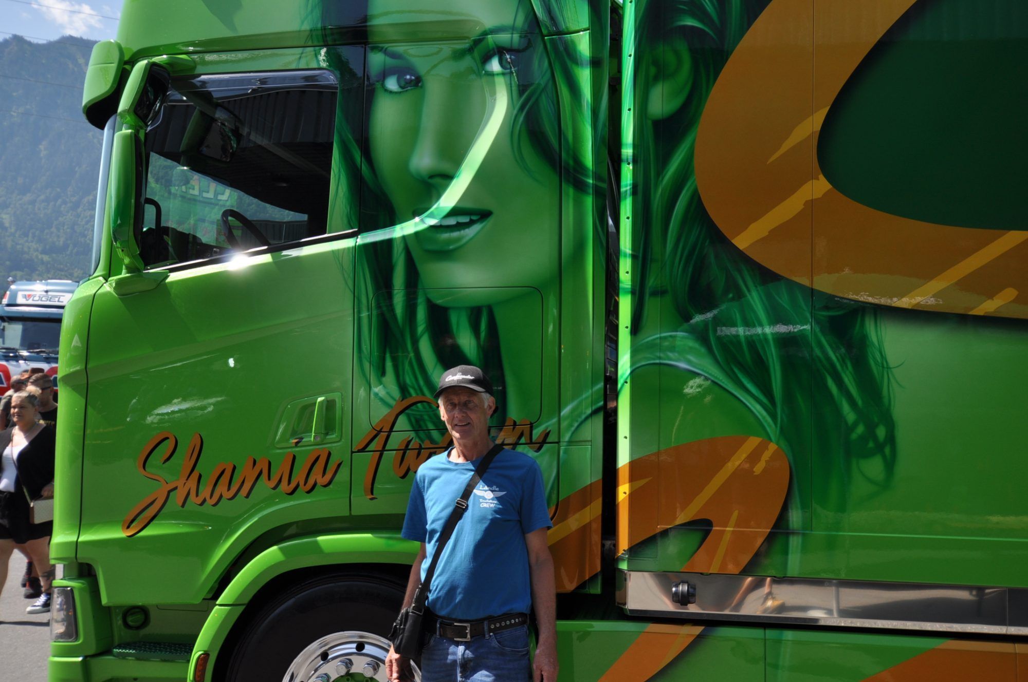4.	Josef Domig, einer der vielen Helfer vor dem Scania 660 S 