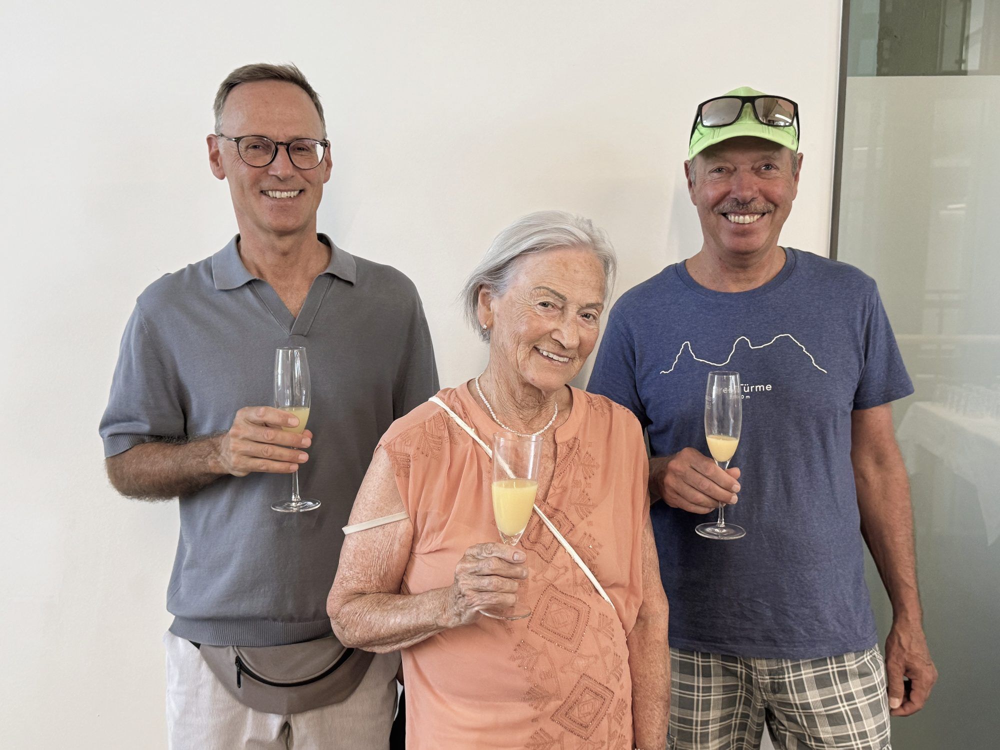 Johannes und Ulrich Pfeifer mit Oma Annemarie.