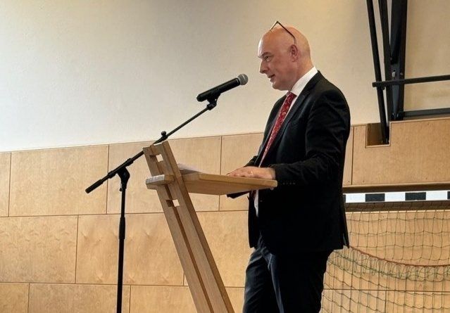 Direktor Ariel Lang gratulierten den Maturanten zu ihren Leistungen.