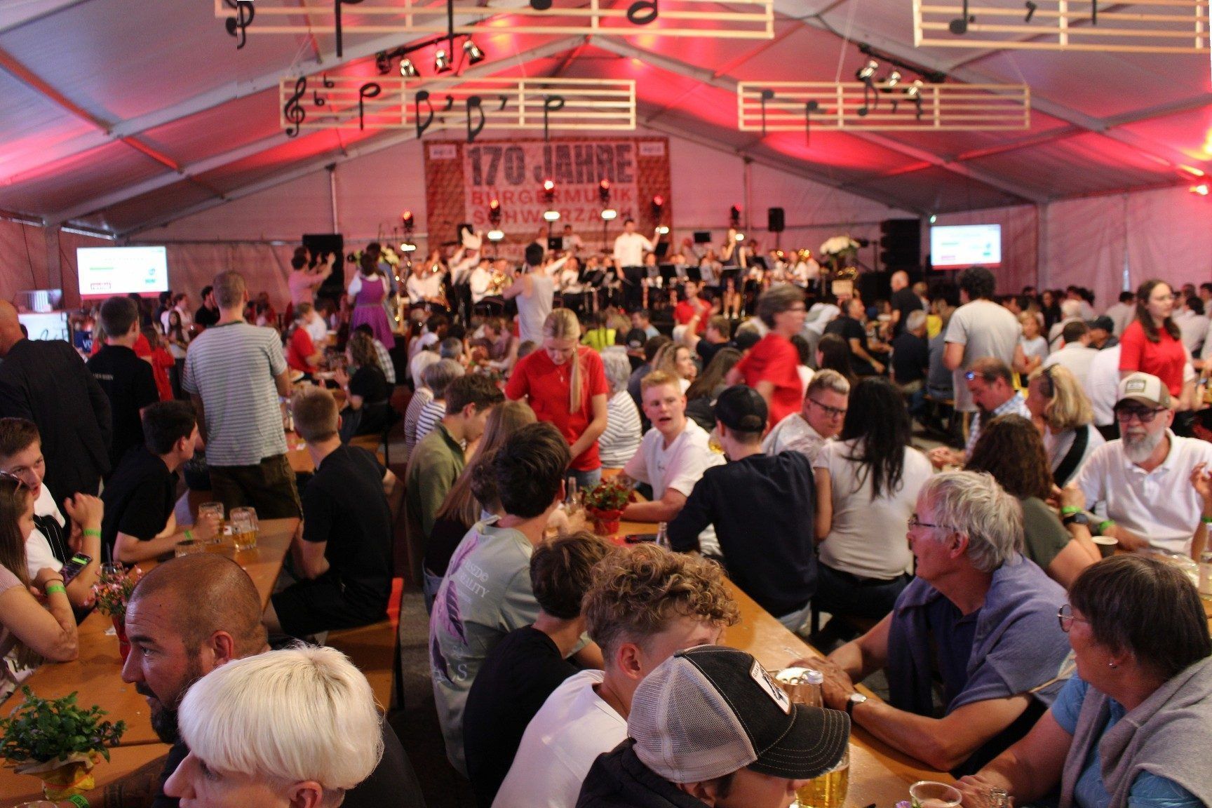 Das Jubiläumsfest der Schwarzacher Musik war bei vollem Haus, toller Stimmung und purer Fröhlichkeit auch ein starkes Signal für die Hofsteiger Musikvereinigung und die Hofsteig-Tradition. PETER STRAUSS
