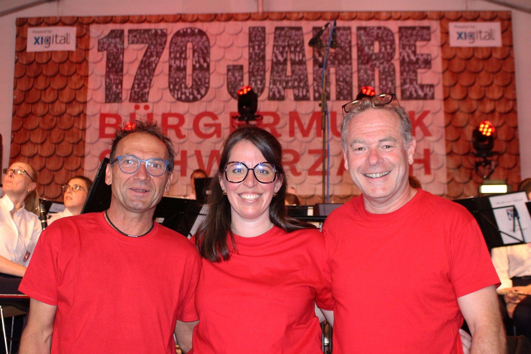 Obfrau Laura Lenz, ihr Vize Franco Schneider (li.) und Moderator Elmar Wittwer durften sich zu einem gelungenen Jubiläumsfest gratulieren lassen.