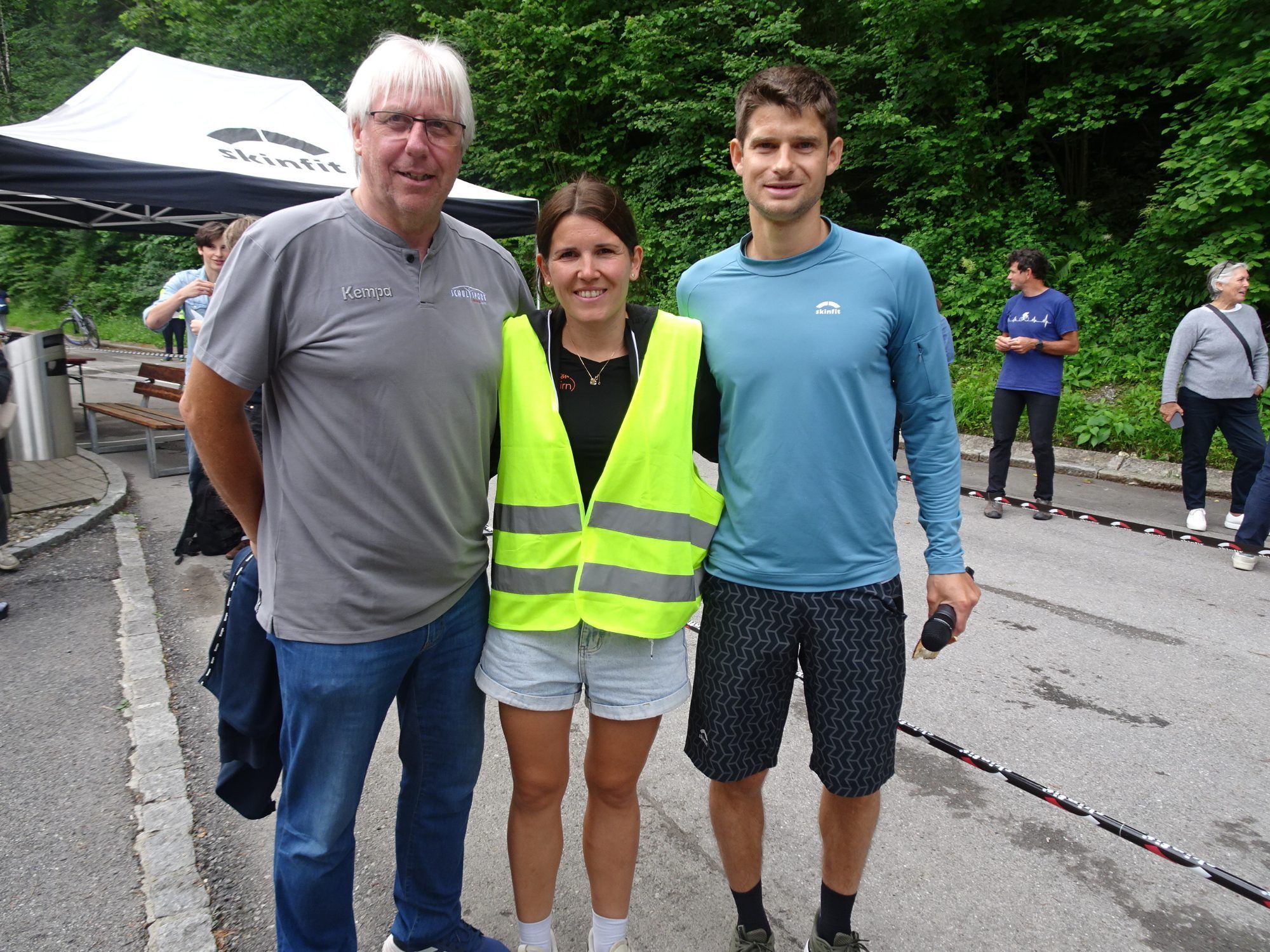Schulsportreferent Christoph Neyer (li.) mit den beiden Organisatoren Daniela Bader und Paul Reitmayr.