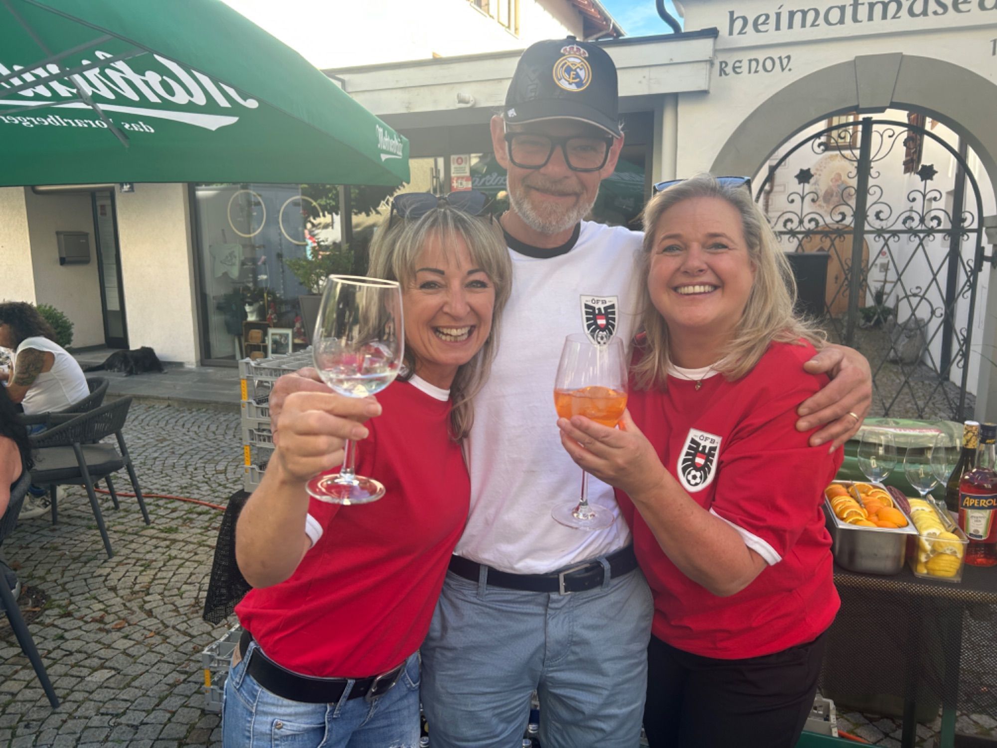 Danja und Jürgen Fleisch sowie Sonja Gonzalez-Mele bedienten Gäste beim Platzhirsch
