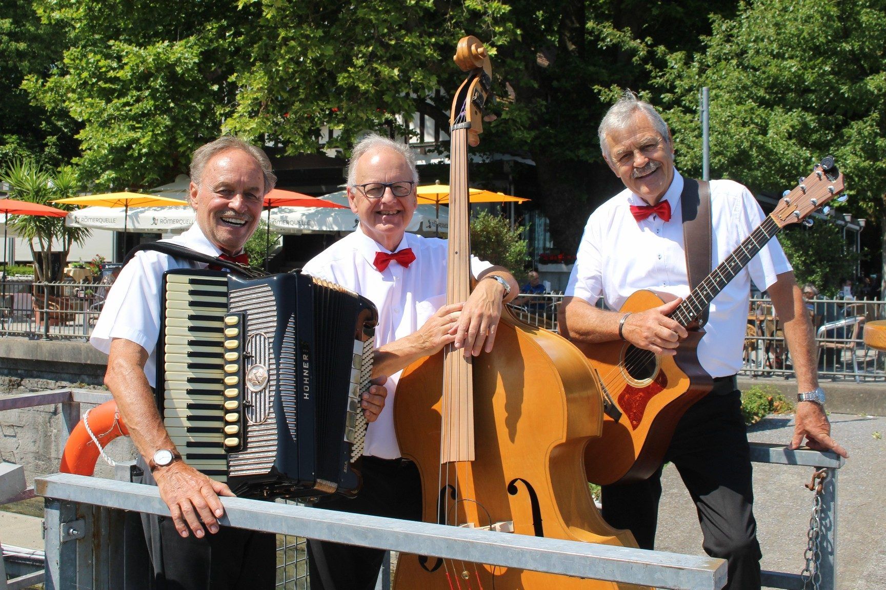 Nomen est omen - mit ihrem neuen Bassisten Thomas Kapitel schlagen Gerhard und Elmar Mangold ein neues Kapitel ihrer erfolgreichen Musikgeschichte auf.