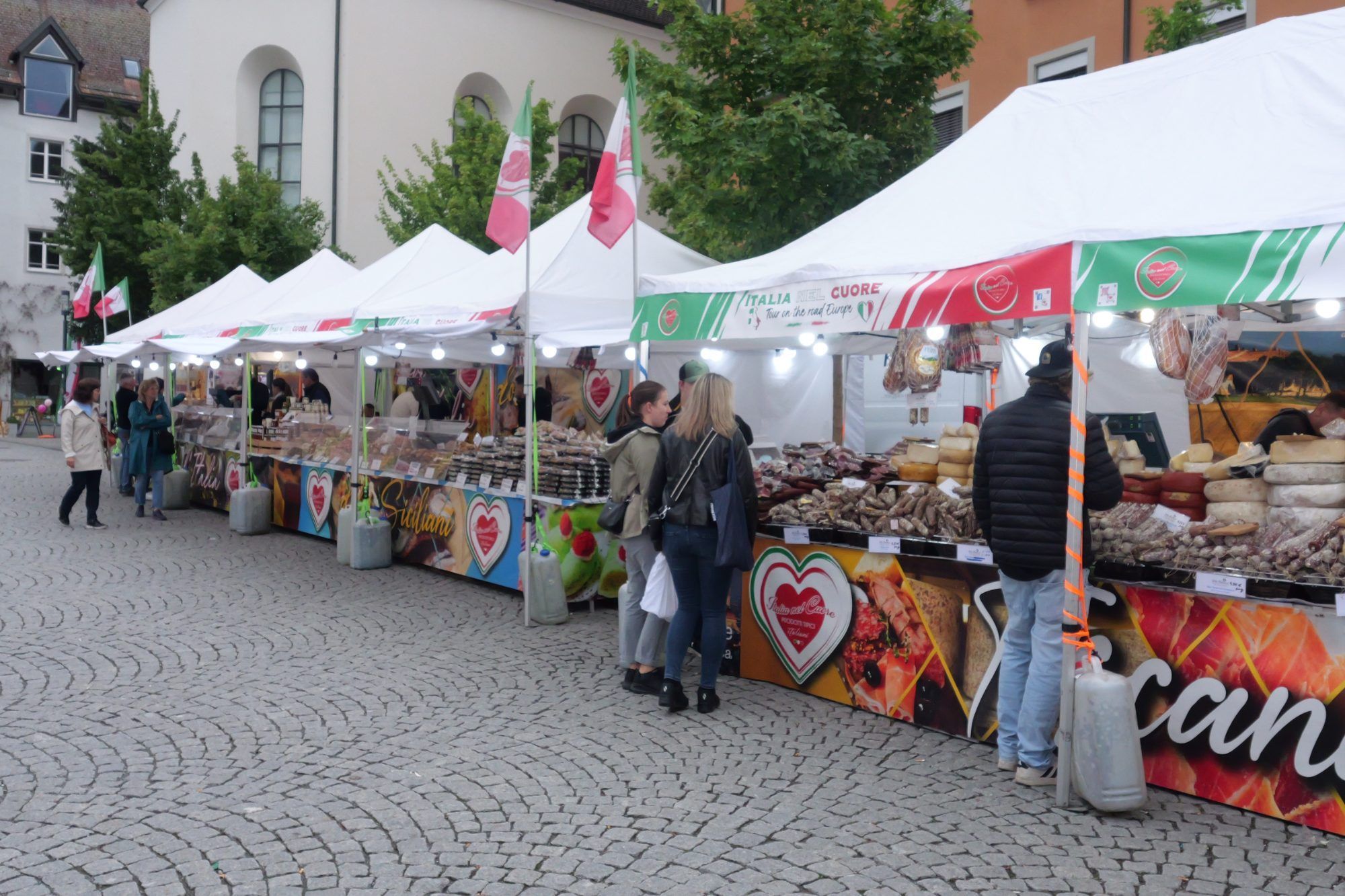 Beliebt war auch der Italienische Markt „Italia nel cuore“ mit Musik am Gymnasiumhof.