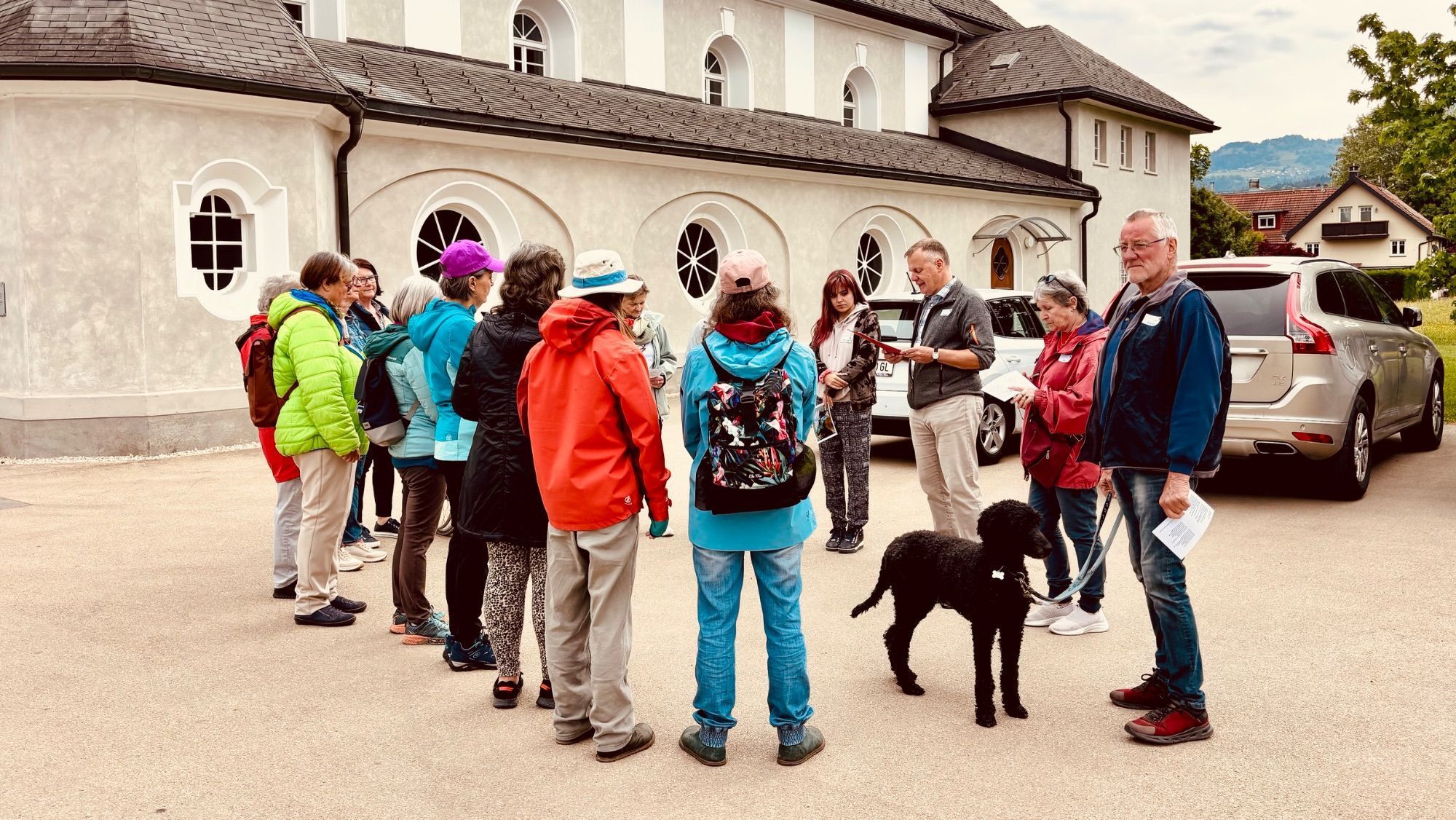 Thomas Hebenstreit mit den Teilnehmern des wöchentlichen Spaziergangs der PfarrCaritas Feldkirch.