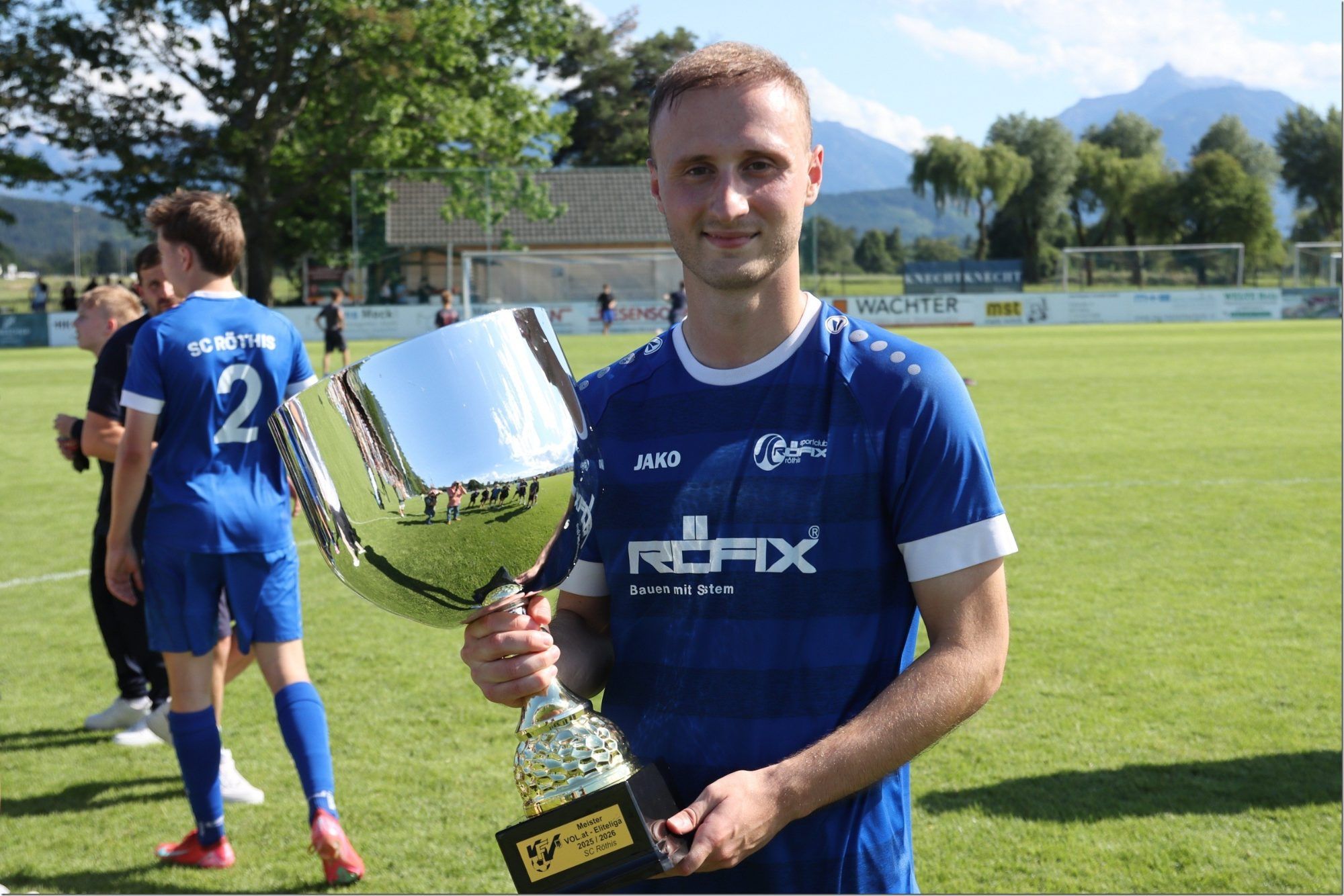 Torgarantie Arbnor Rexhaj hält den Meisterpokal fest. 