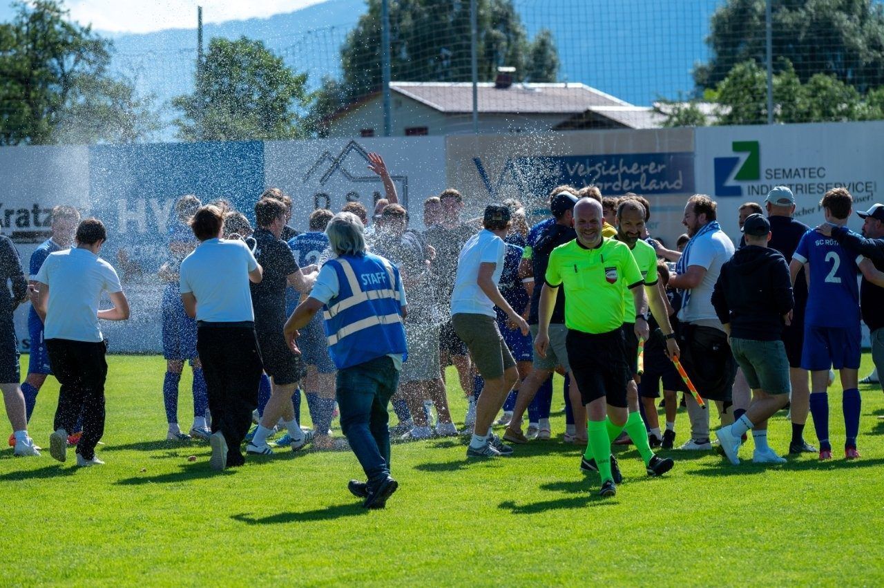 Großer Jubel mit Sektdusche. 