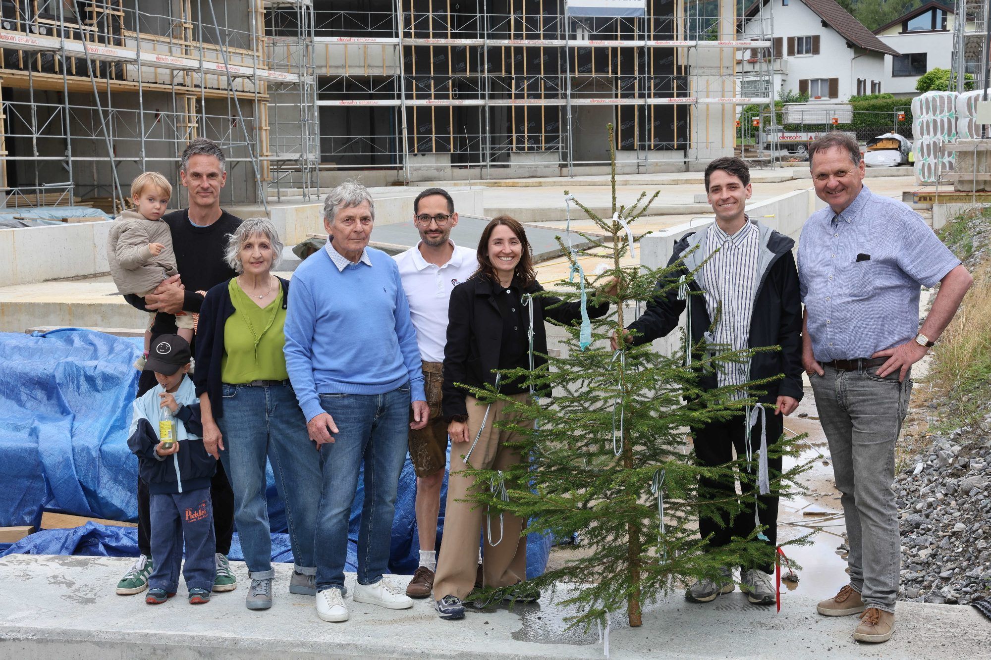 Familie Gstöhl mit dem Firstbaum.