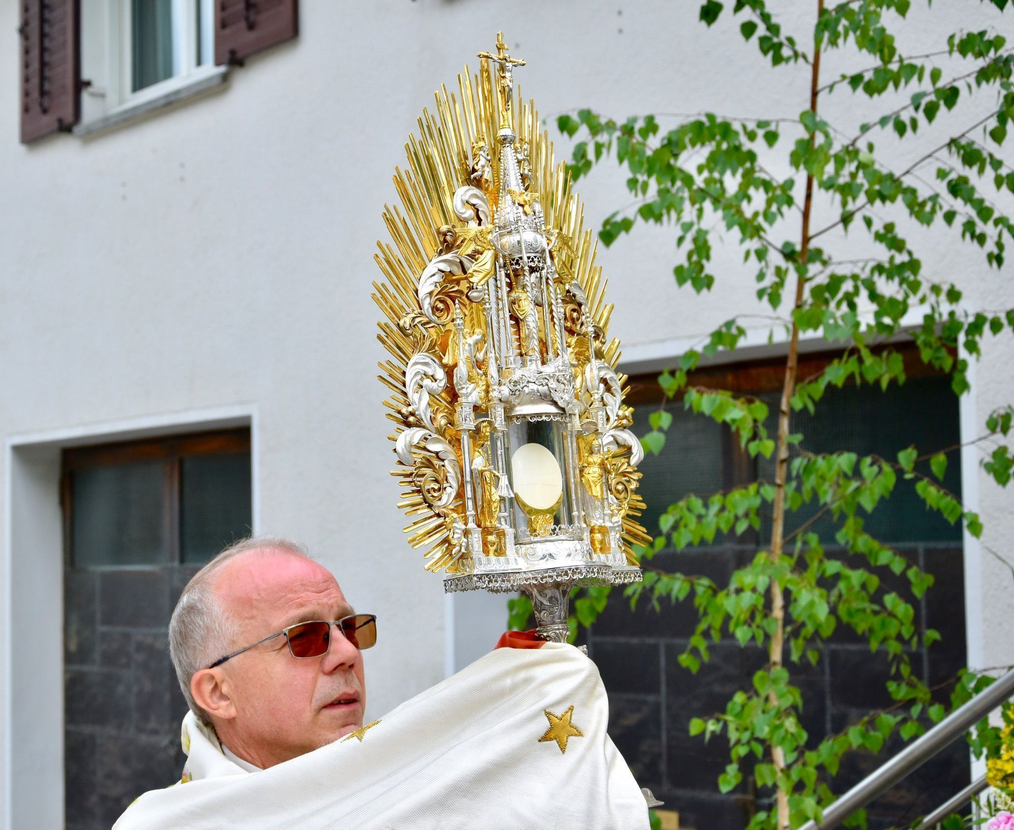 Pater Guido erbittet den Segen mit der Monstranz.