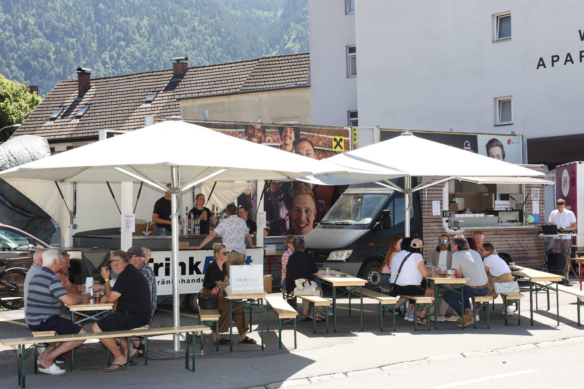 Für Verpflegung und Schatten war ausreichend gesorgt.