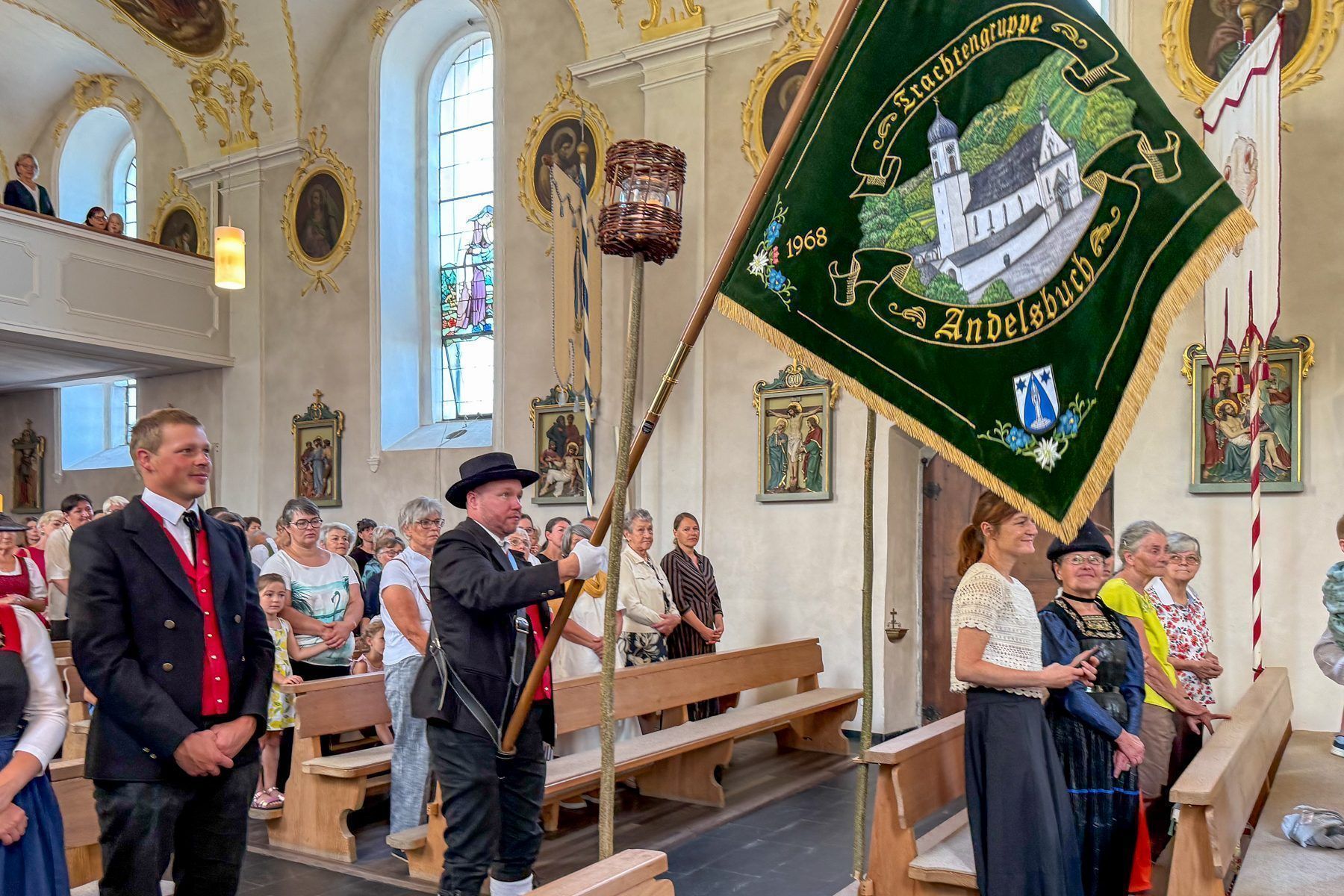 Festlicher Einzug angeführt vom Fahnenträger
