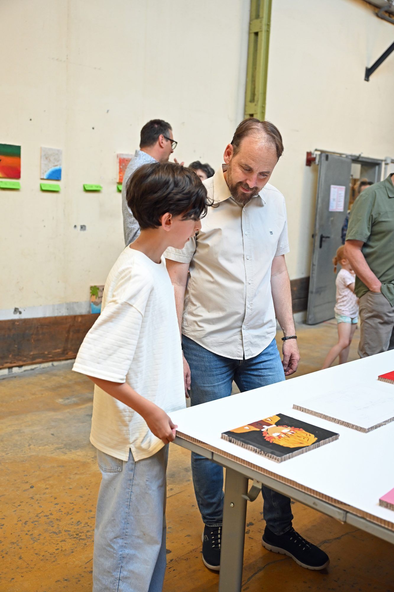 Die Vernissage bot viele Gelegenheiten zum Austausch über Kunst und kreative Ideen.