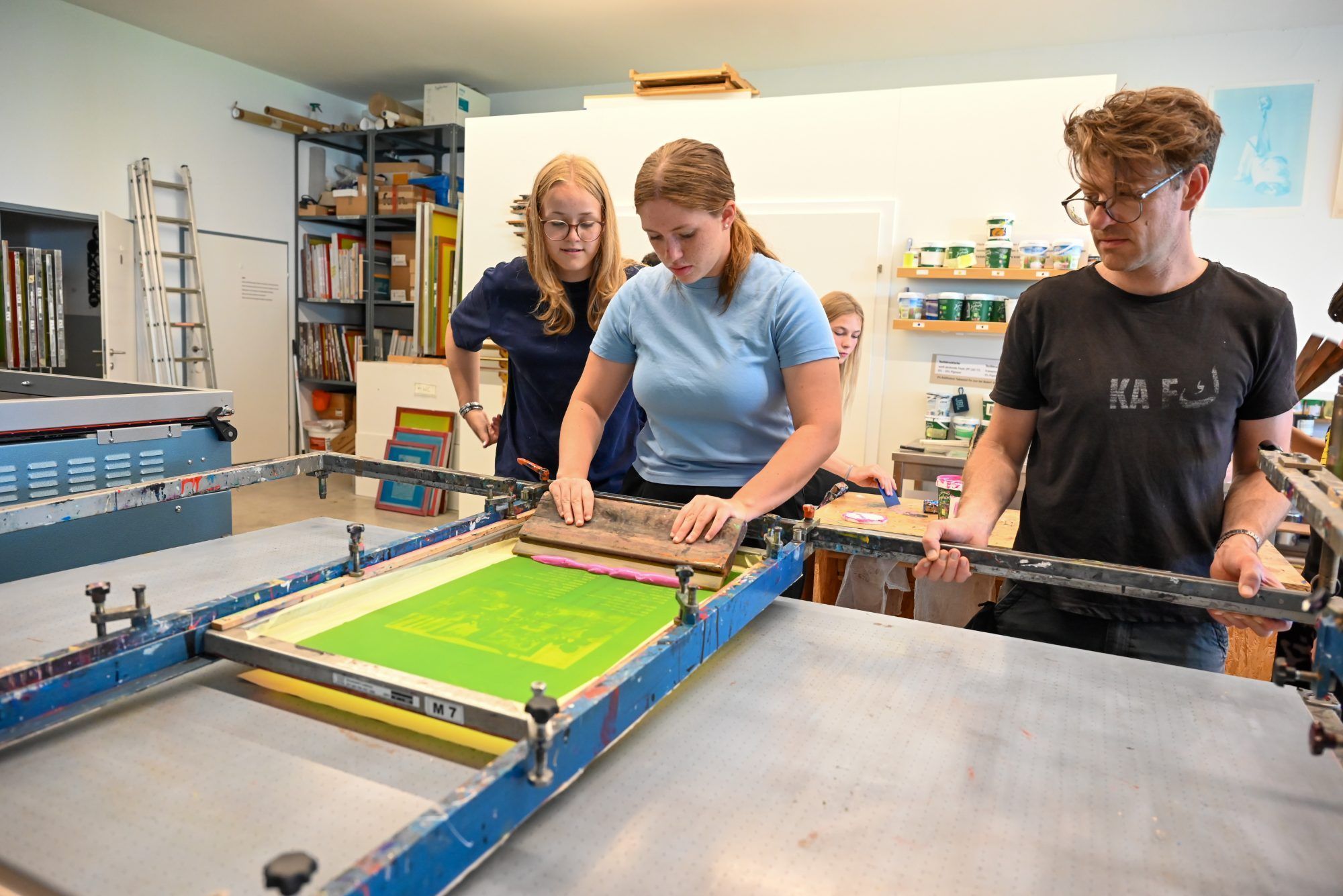 Die 4b der Mittelschule Rheindorf fertigte eigene T-Shirts mit der Siebdrucktechnik an. 