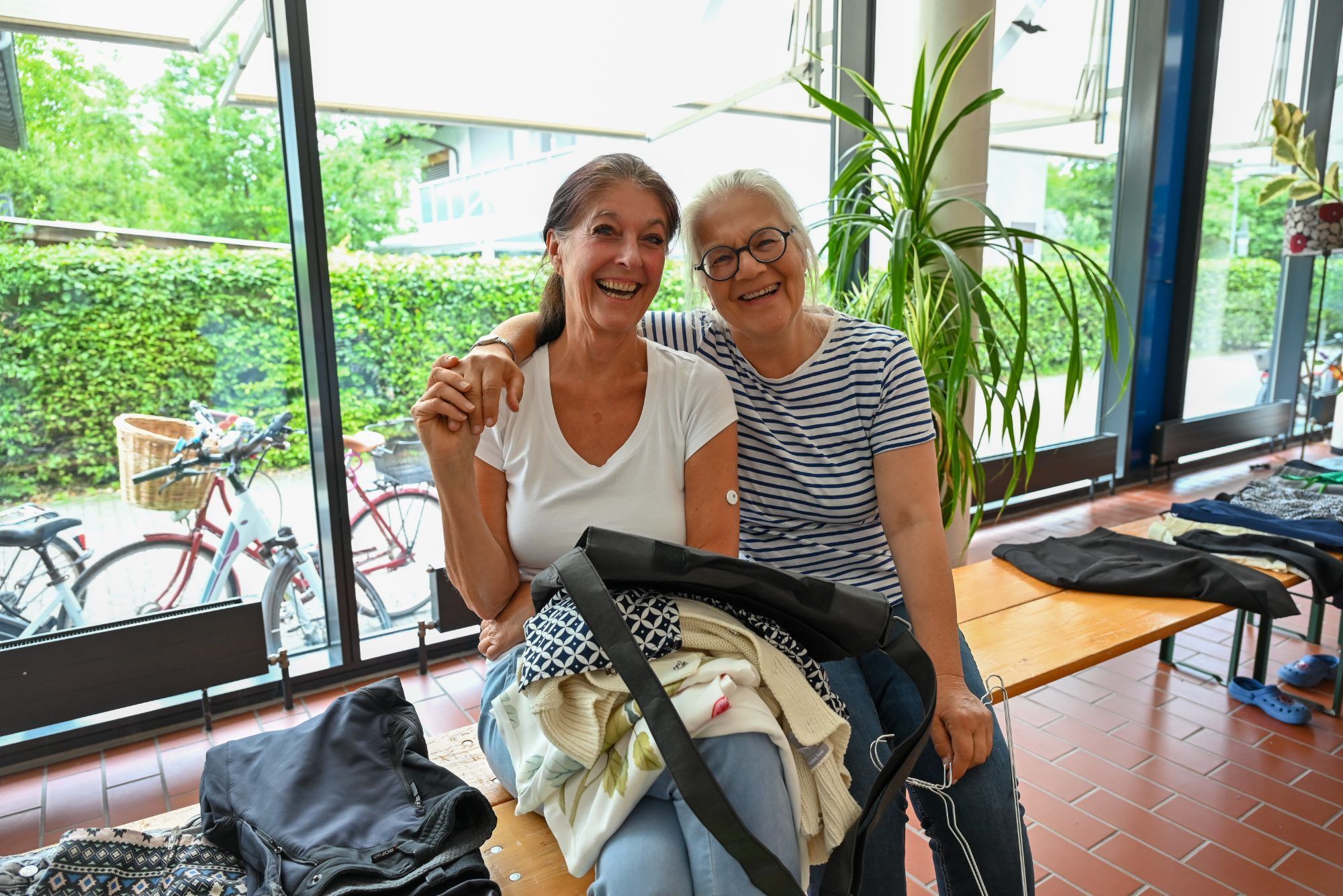 Kleidertauscherin Lydia mit Organisatorin Helga Kräutler.