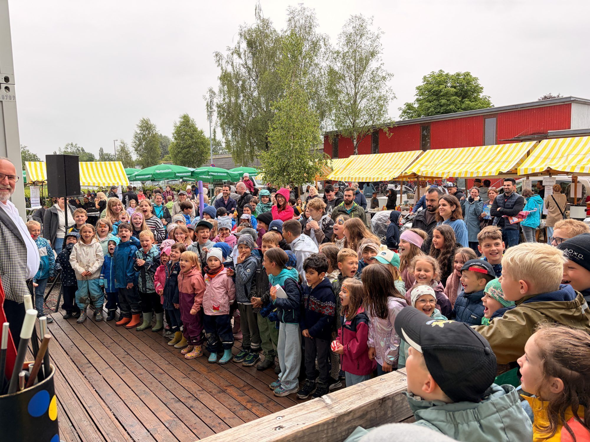 Zauberer Mirakuli sorgte mit seinem Programm für begeisterte Kinder. 