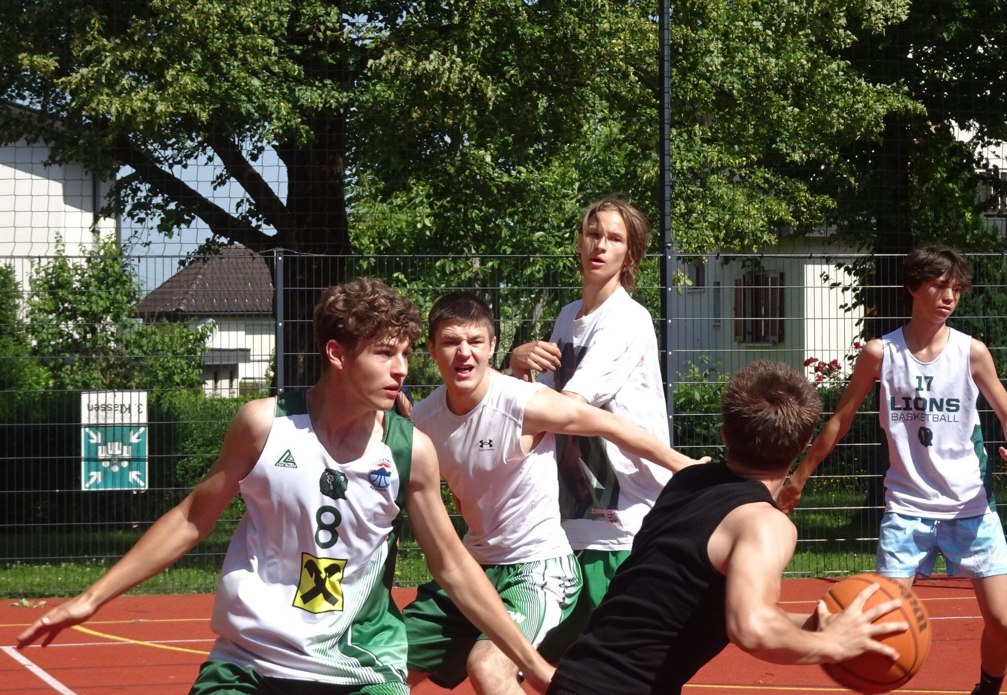 Auf dem Freiplatz des Sportgymnasiums wurde um jeden Ball gekämpft.