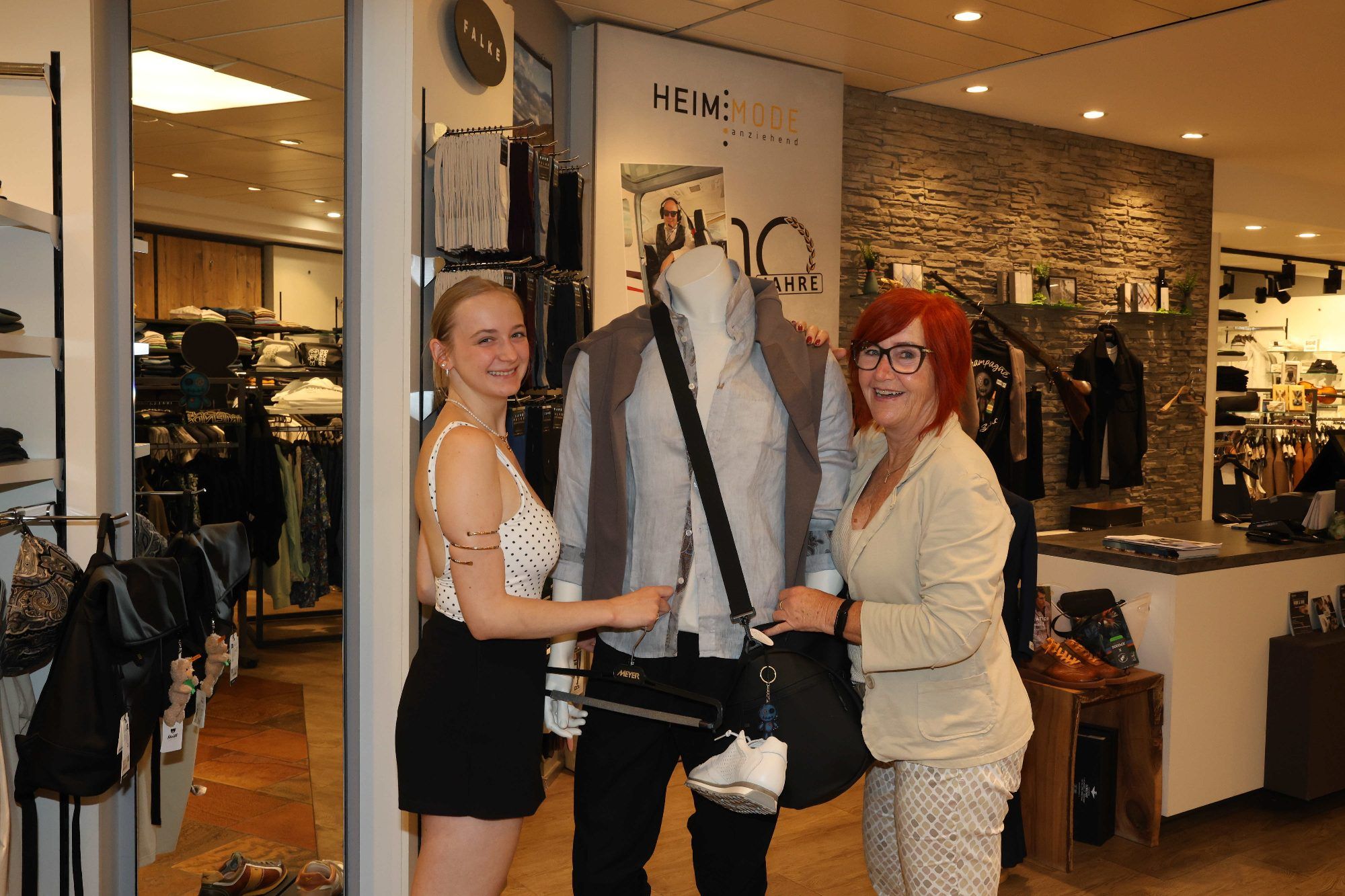 Isabella Bertsch und Christa Ronacher bei der Arbeit.