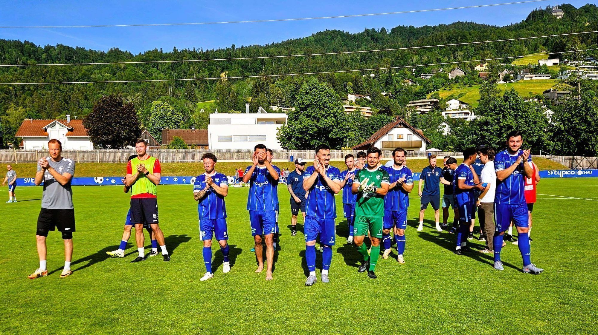 Applaus der Mannschaft auch für die begeisterten Fans nach dem tollen 2:0 Sieg im Bodenseederby gegen den FC Hard.
