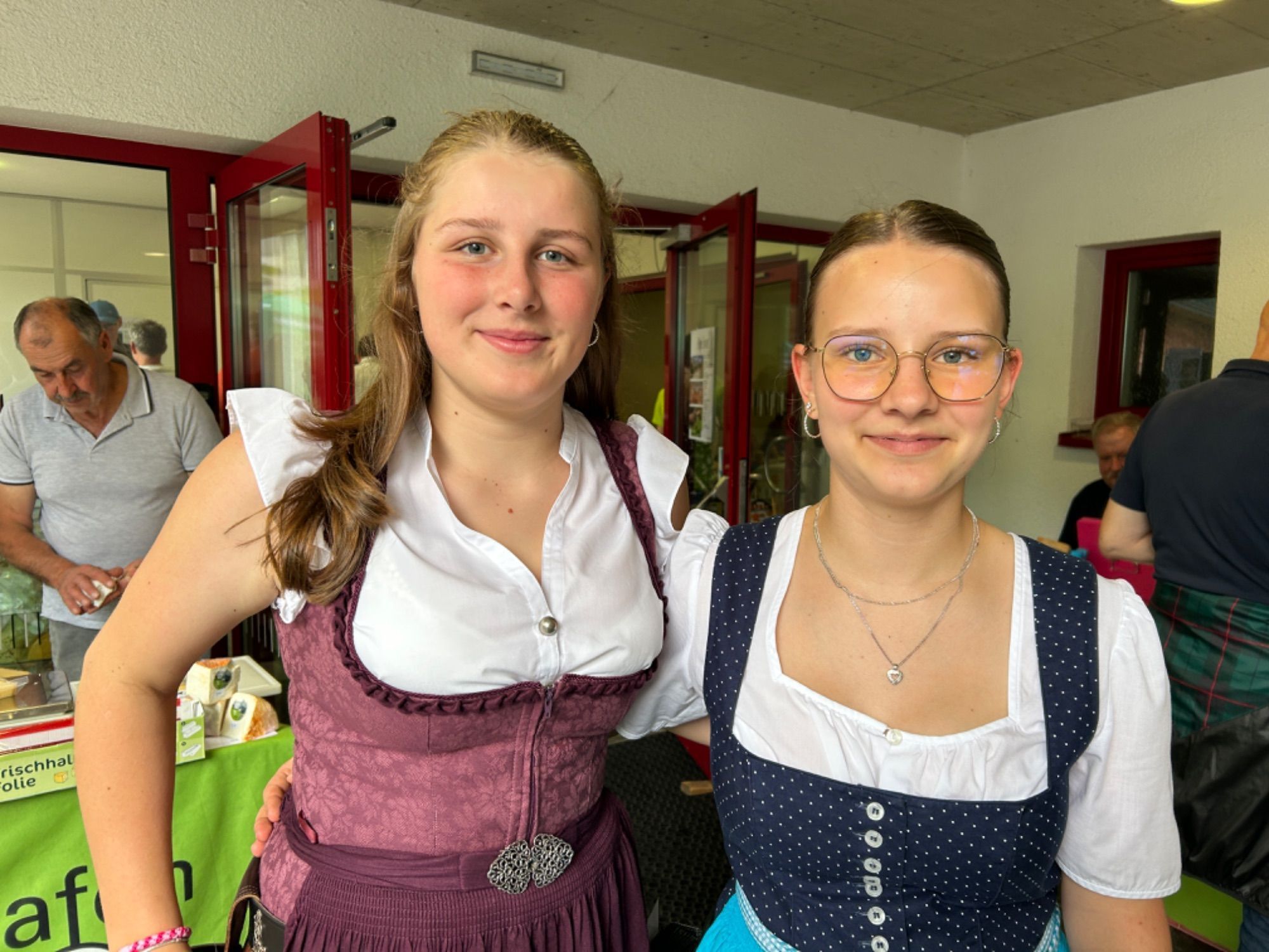 Elisa Düngler und Valentina Biermeier von der Landjugend sorgten für das leibliche Wohl.