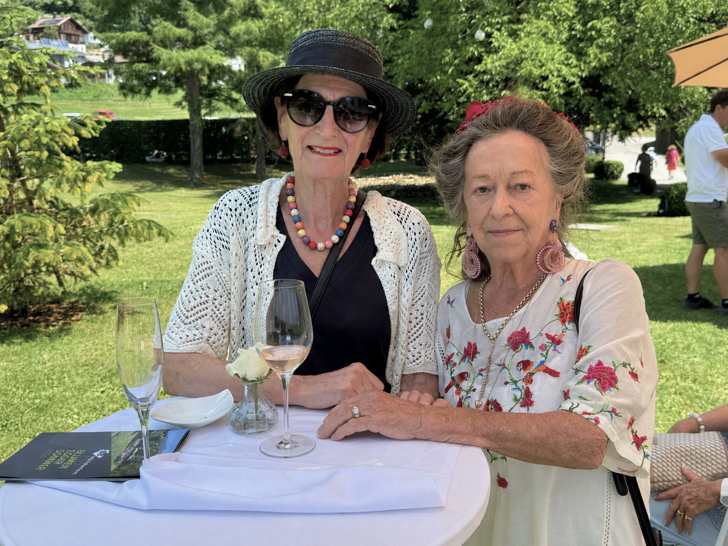 Verena Maier-Champale und Künstlerin Helga Färber-Dittrich.