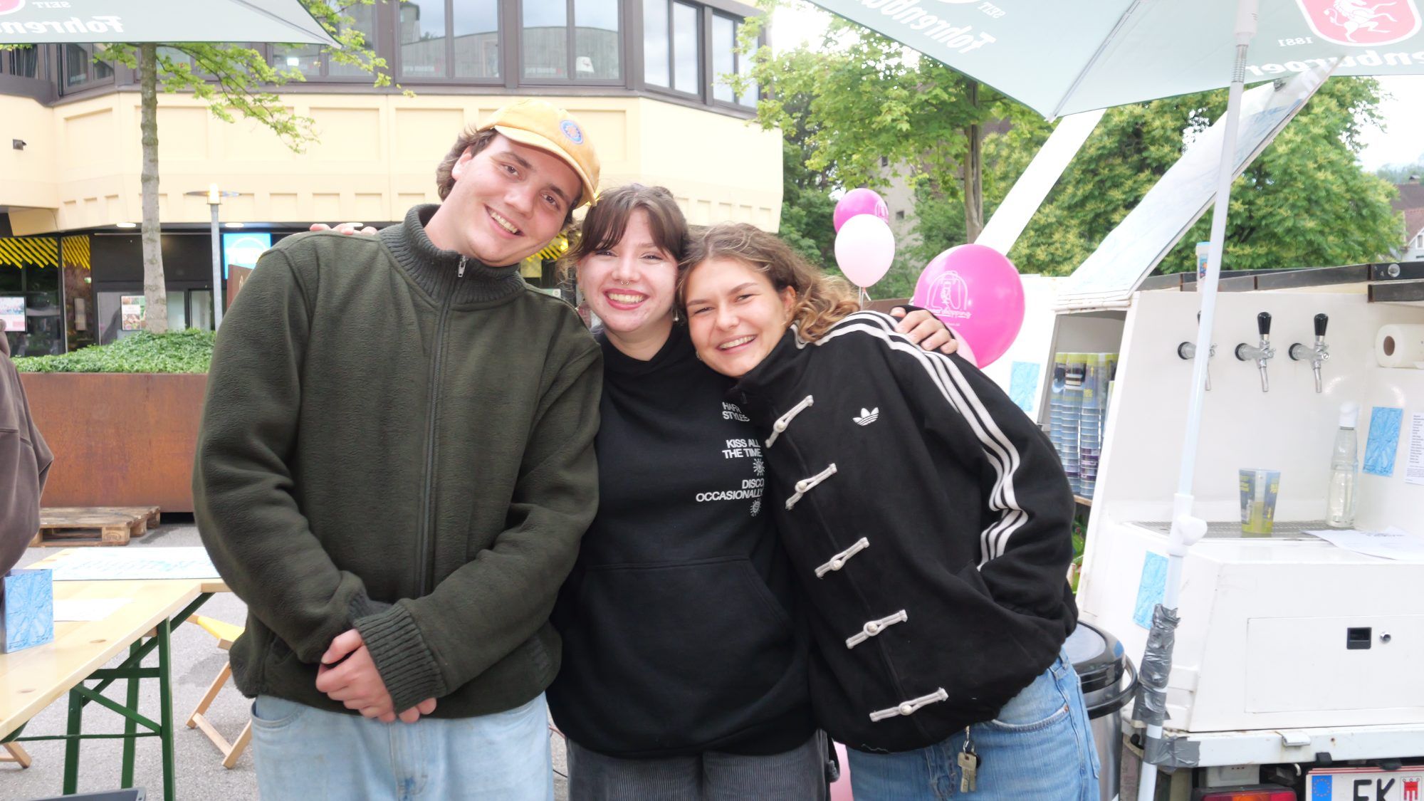 Samuel, Yara und Hannah in der Poolbar-Corner am Leonhardsplatz.