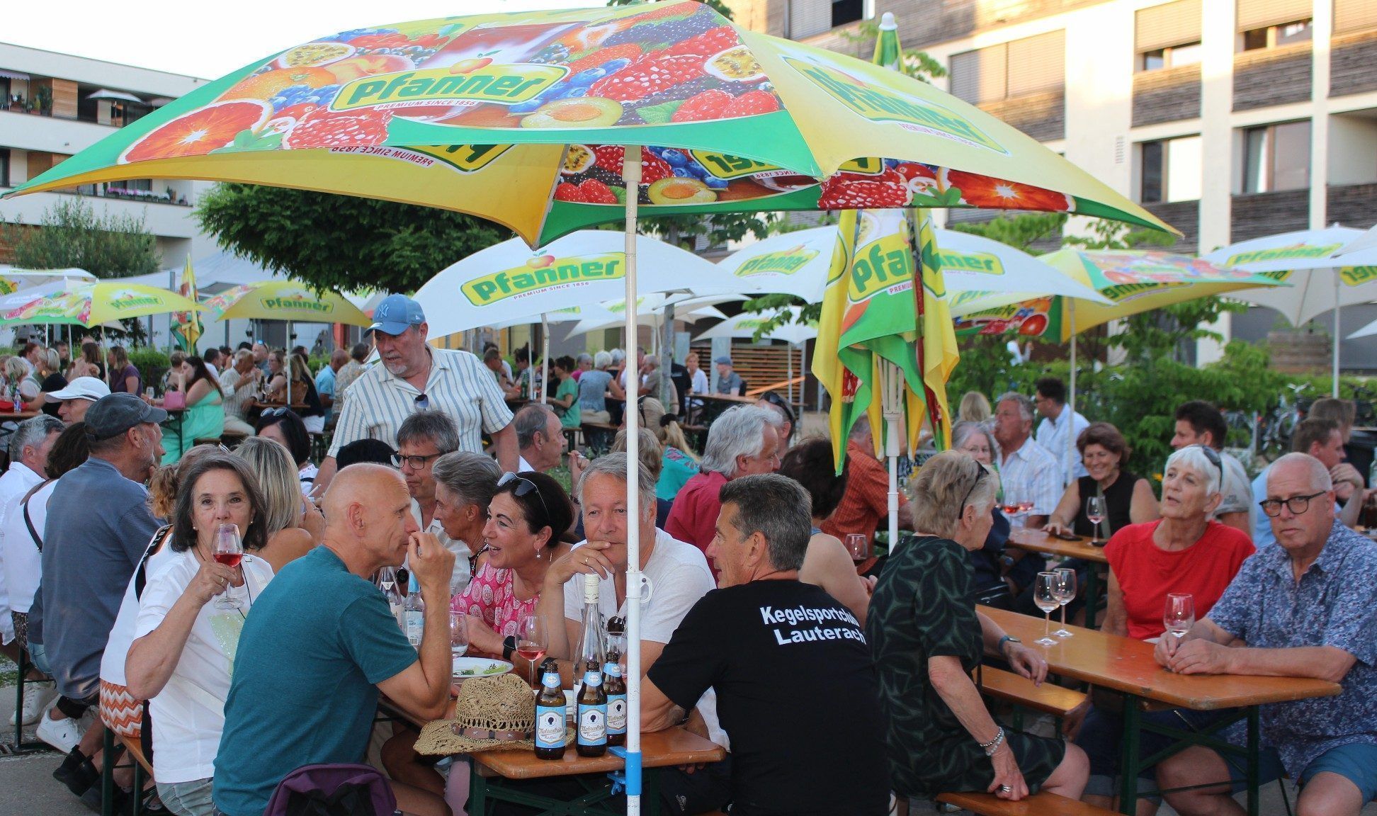 Volles Haus und beste Stimmung beim zweiten Lauteracher Winzer-Genussfest. PETER STRAUSS     