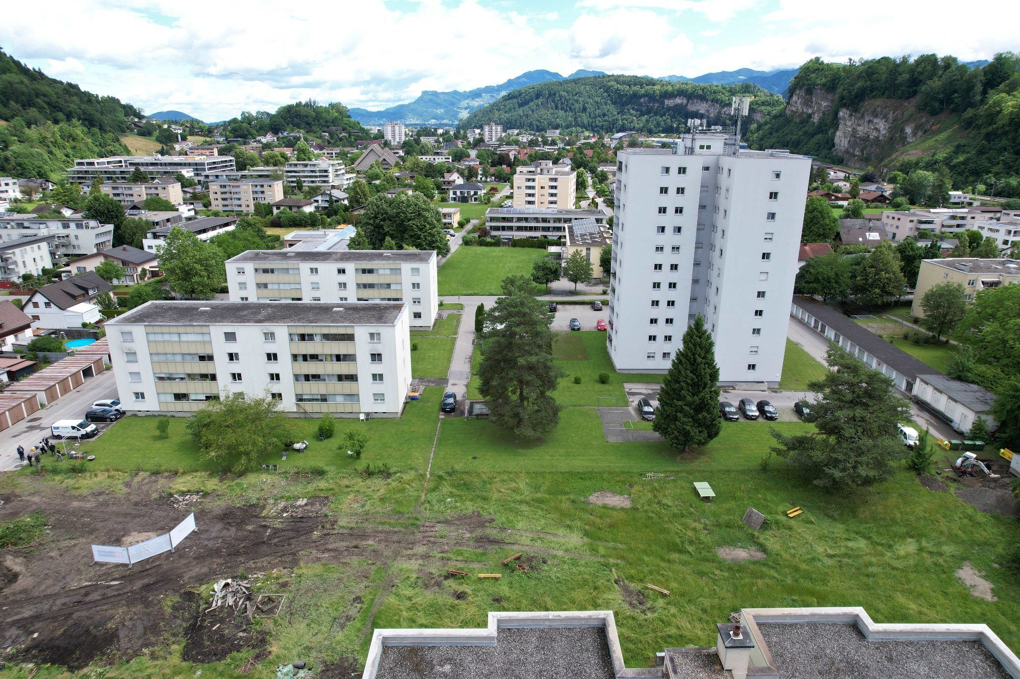 Blick übers Grundstück in Richtung Stadt.