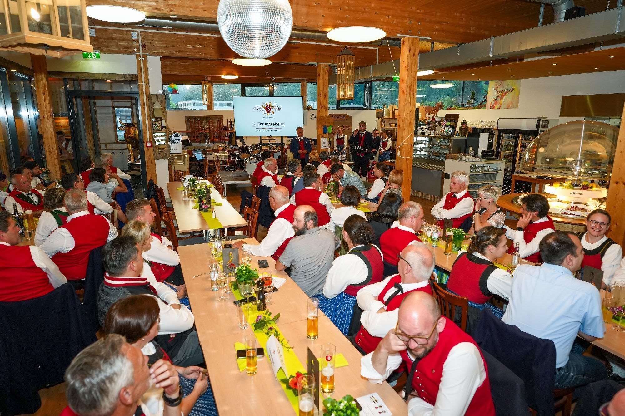 Viele Musikerkollegen und Ehrengesten spendeten reichlich Applaus für die Geehrten und hatten einen geselligen Abend unter Blasmusikenthusiasten.