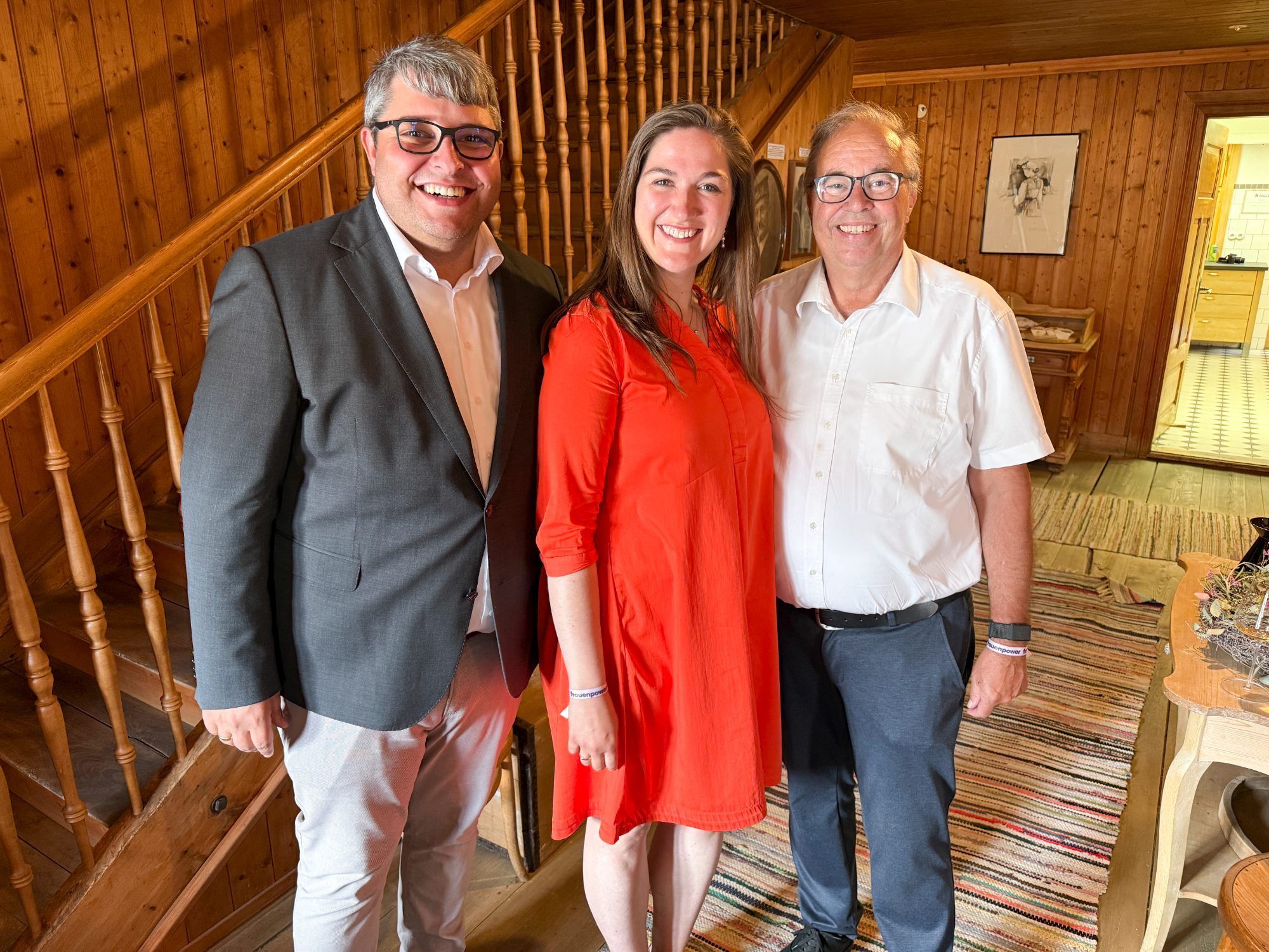 Winzerpaar Kristina und Christoph Niklaus mit Walter Pfanner (re)