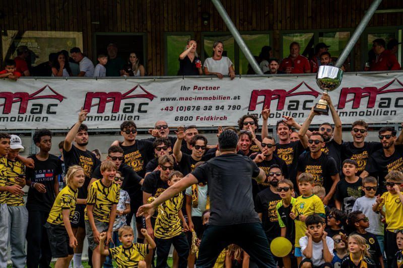 Gefeiert wurde der Meistertitel und der Aufstieg von zwei Teams.