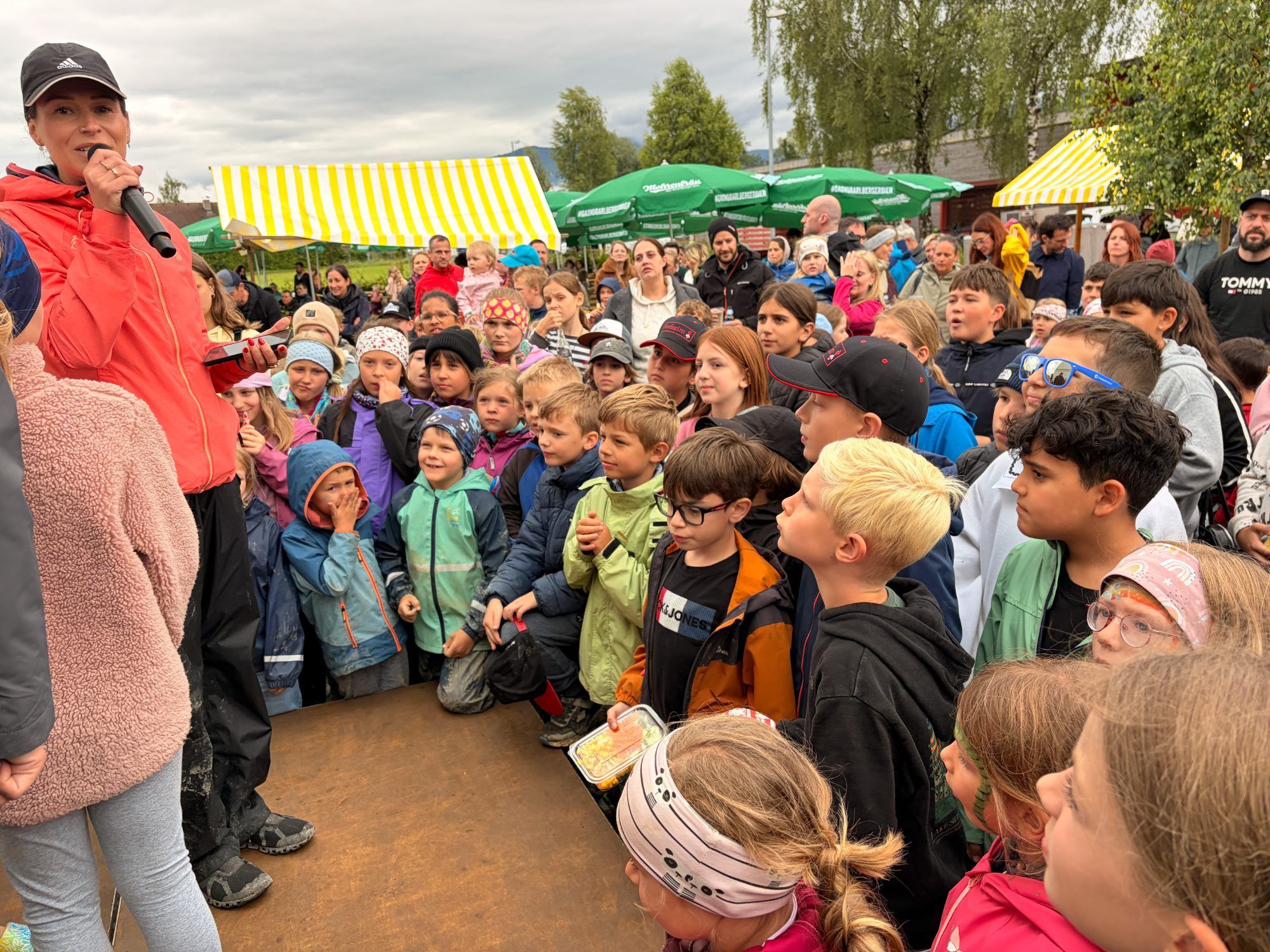 Das Highlight des Schulfestes war die Tombola-Verlosung, bei der jedes Kind auf einen der begehrten Hauptpreise hoffte. 