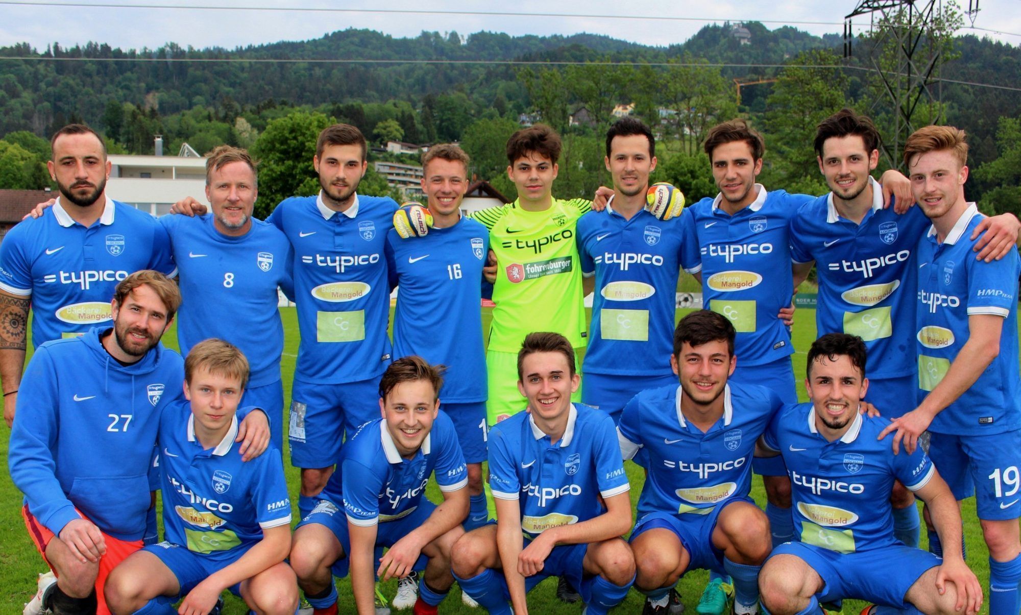 Der SV typico Lochau feiert 2018 als Vizemeister den Aufstieg in die Vorarlbergliga: Philipp Praml, Jonas Matt, Kevin Prantl, Tobias Heidegger, Fabio Feldkircher und Robin Lhotzky, vorne von links; Marko Marinkovic, Marc Barton, Levente Pethö, Alexander Rundstuck, Sandro Eichhübl, Fabian Fink, Julian Reiner, Georg Bantel und Patrick Prantl, hinten von links. Auf dem Bild fehlen: Niklas Ausserlechner, Felix Bereuter, Jonas Hammerschmidt und Trainer Jan Ove Pedersen.